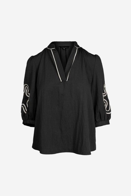 BLUSA NEGRA CON APLIQUES ABSTRACTOS Y MANGAS 3/4