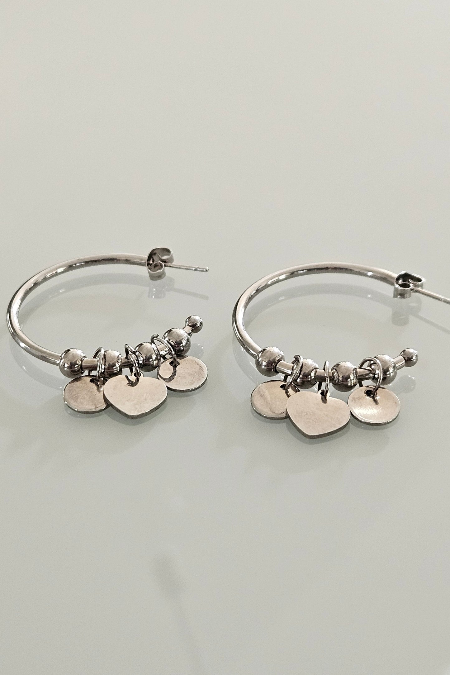 PANTALLAS ARGOLLAS PLATEADAS CON CHARMS CORAZÓN Y CÍRCULOS