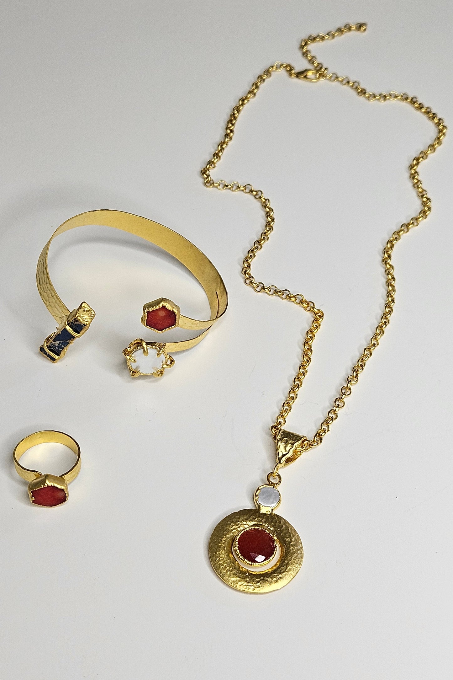 COLLAR TURCO DORADO EN CADENA CON PENDANT PIEDRA TERRACOTA