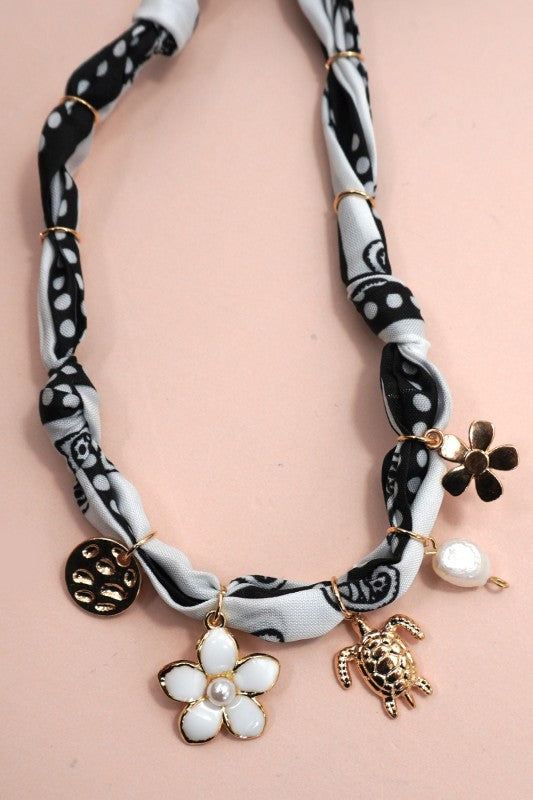 COLLARES DE TELA CON “CHARMS” MARRÓN Ó BLANCO