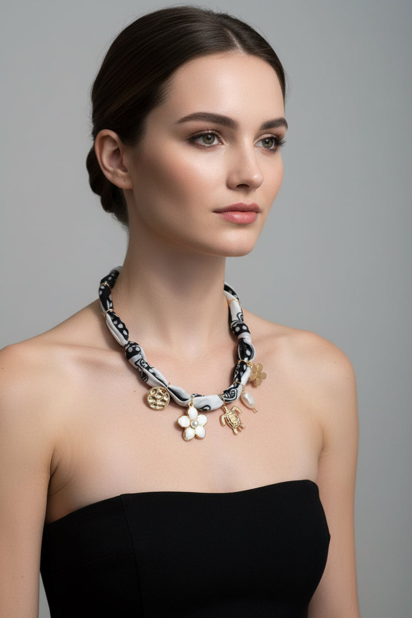 COLLARES DE TELA CON “CHARMS” MARRÓN Ó BLANCO