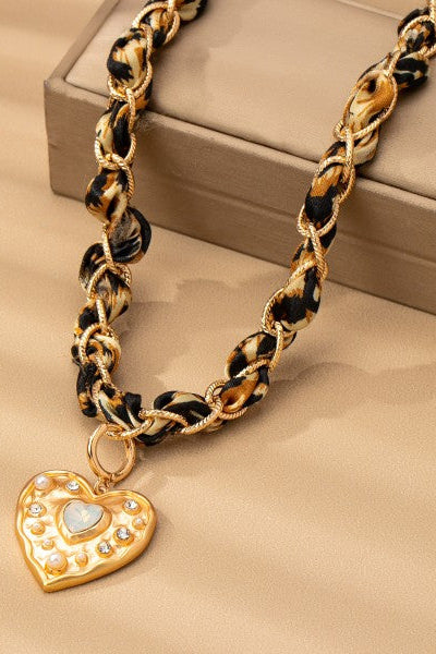 COLLAR CADENA DORADA Y TELA LEOPARDO CON PENDANT CORAZÓN