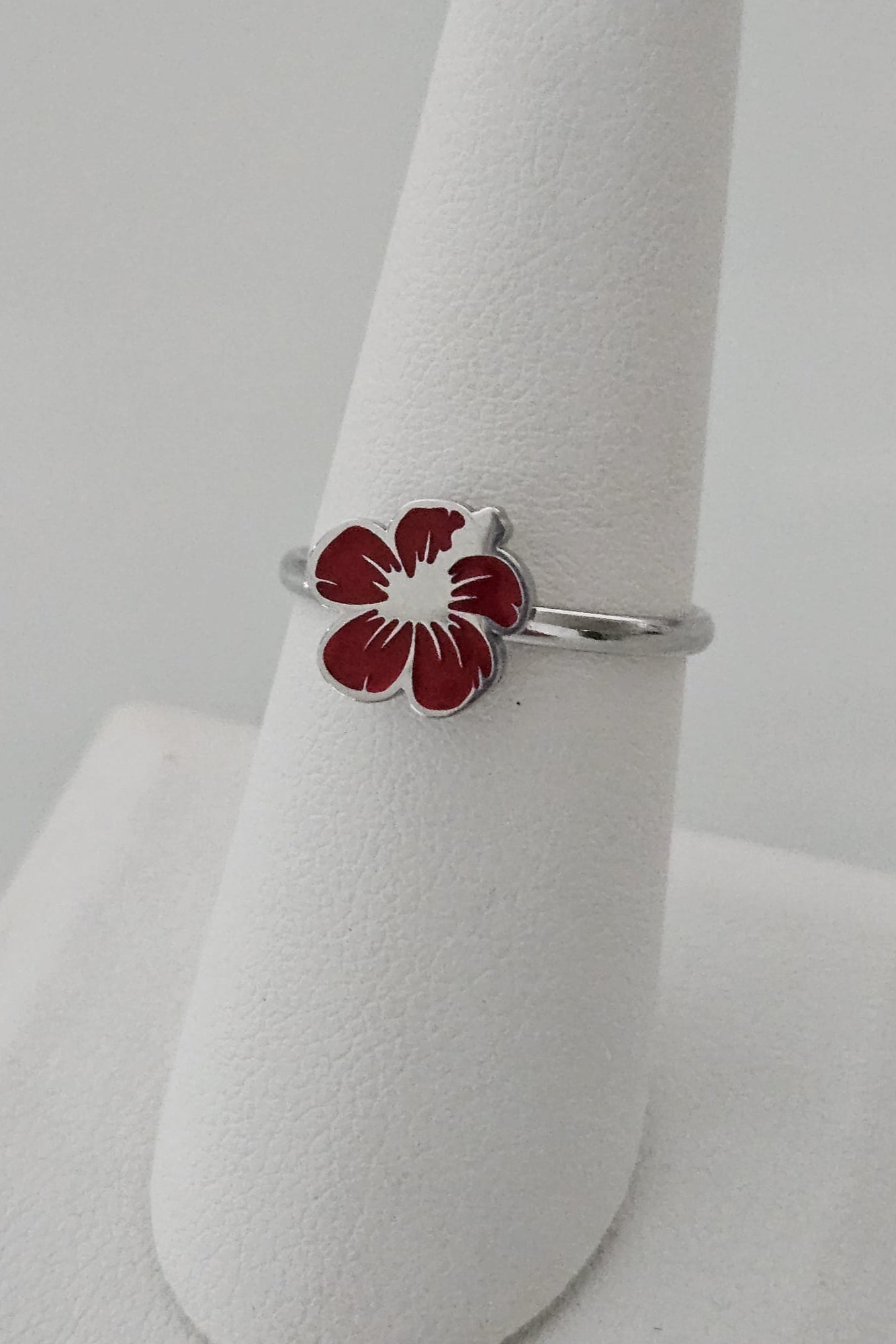 SET DE CADENA PLATEADA CON AMAPOLA ROJA, PANTALLAS Y SORTIJA