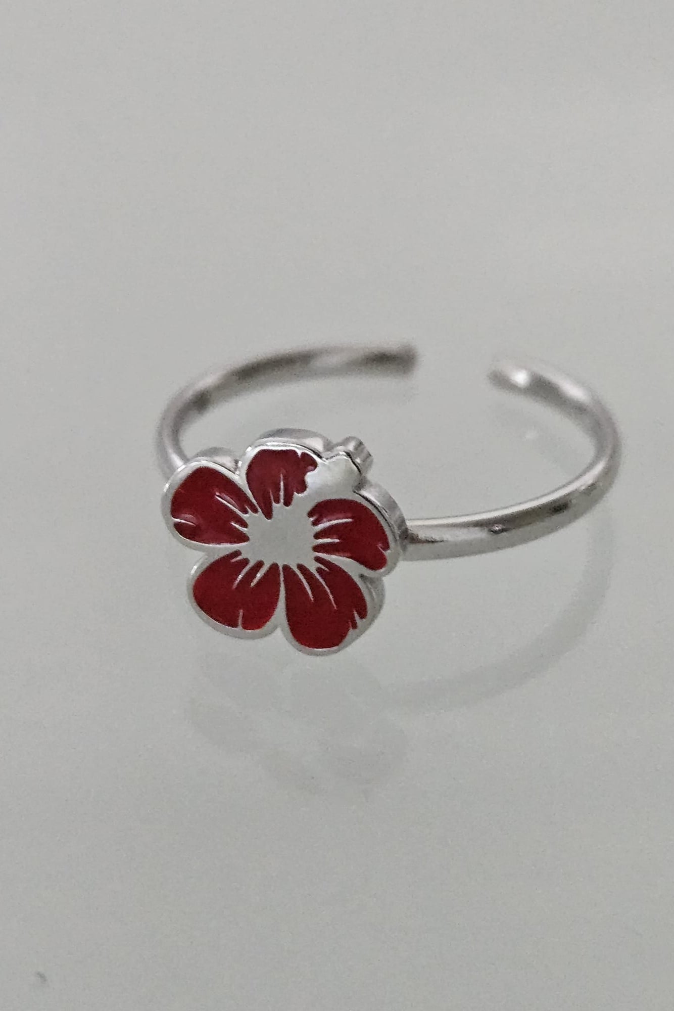 SET DE CADENA PLATEADA CON AMAPOLA ROJA, PANTALLAS Y SORTIJA