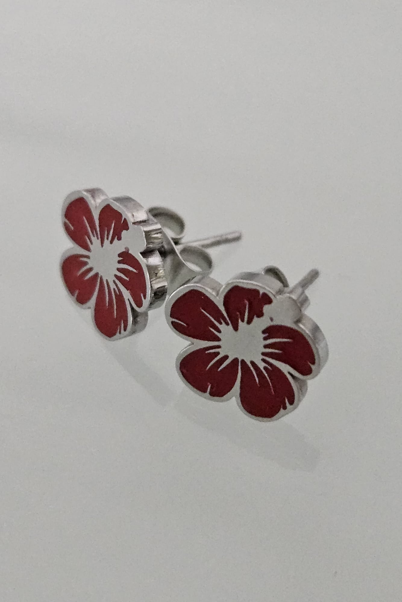 SET DE CADENA PLATEADA CON AMAPOLA ROJA, PANTALLAS Y SORTIJA