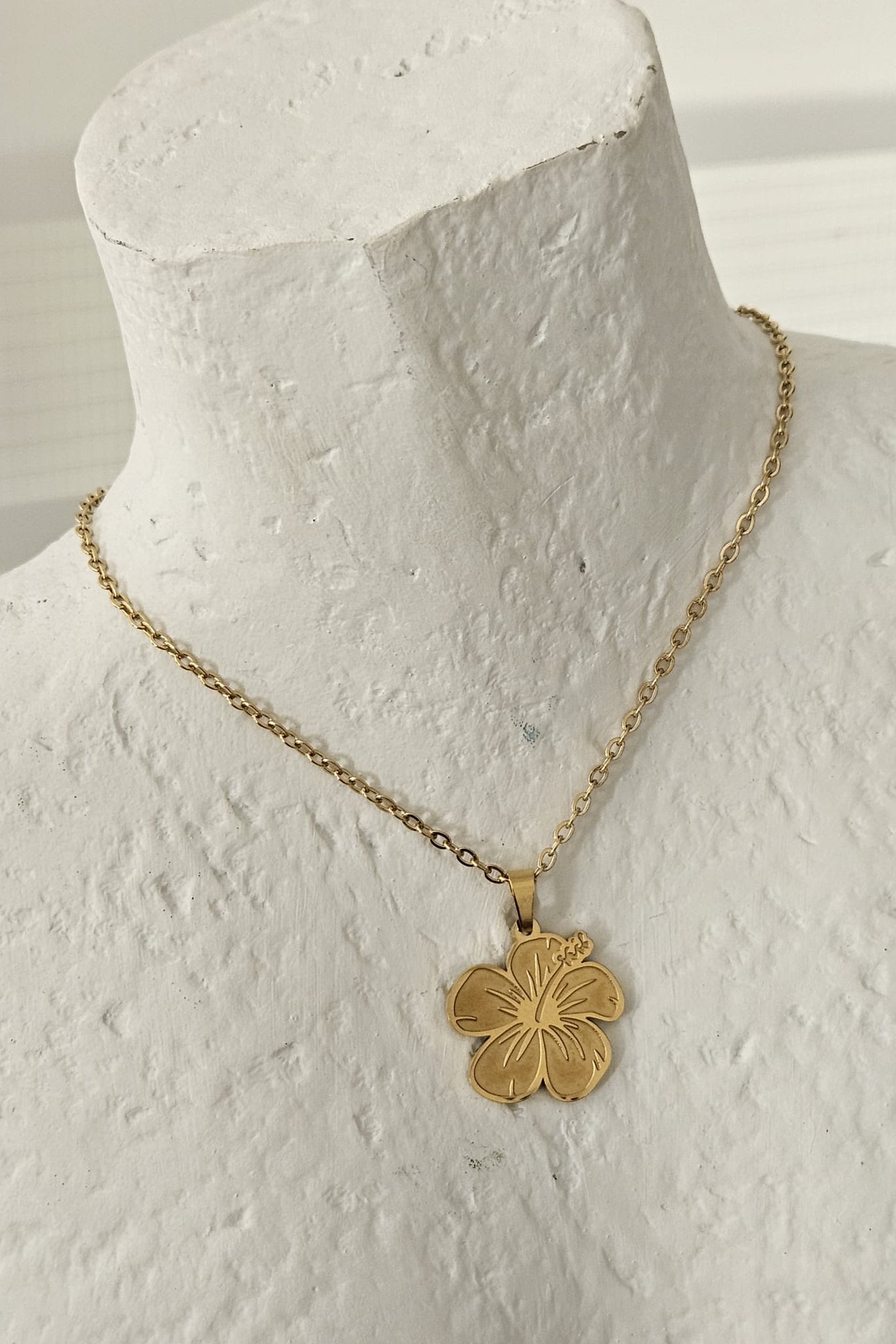 SET DE CADENA Y SORTIJA DORADA CON AMAPOLA