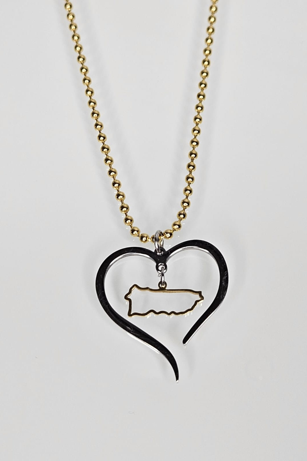CADENA DORADA CON PENDANT DE CORAZÓN Y MAPA DE PR