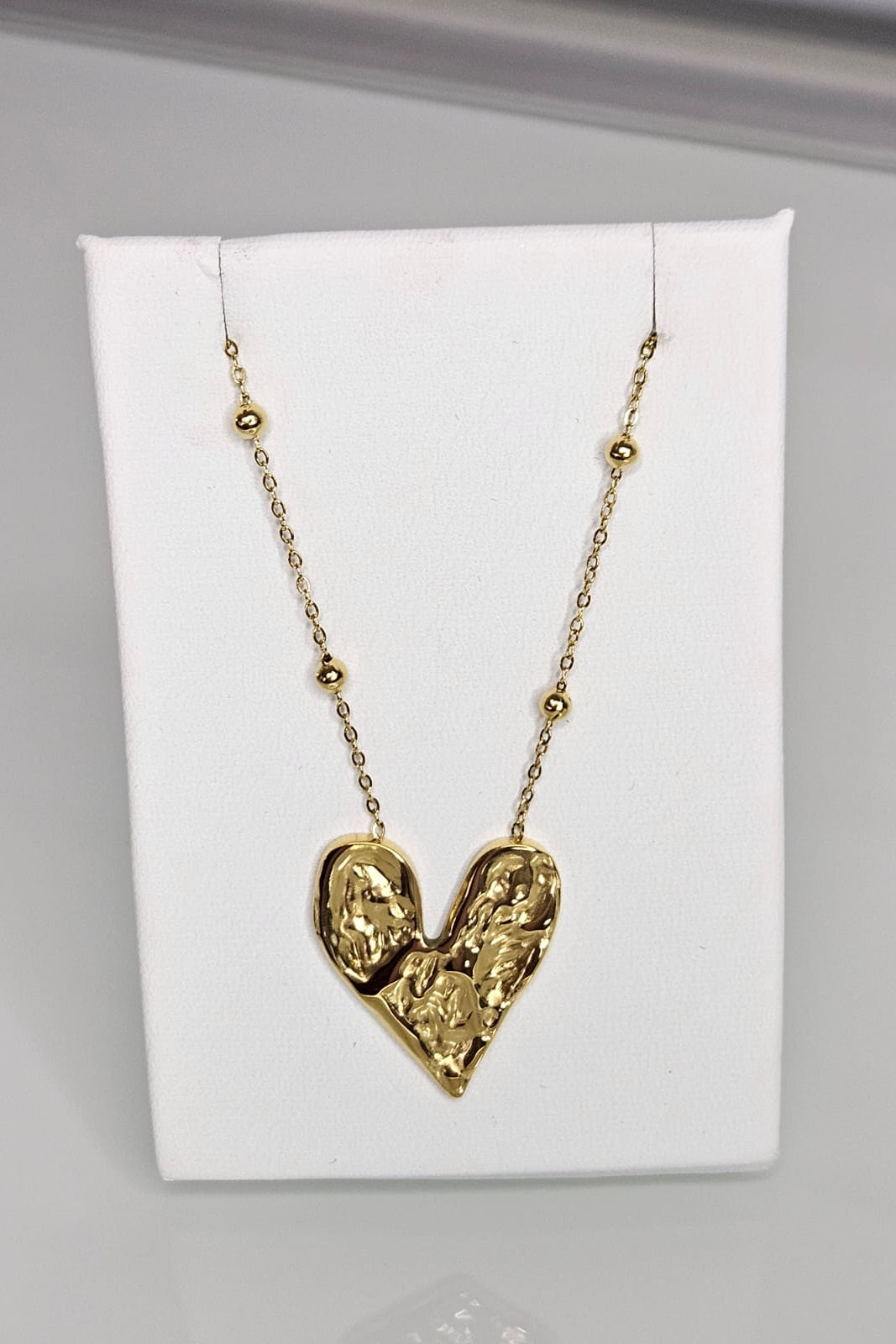 CADENA DORADA CON CORAZÓN Y ESFERAS