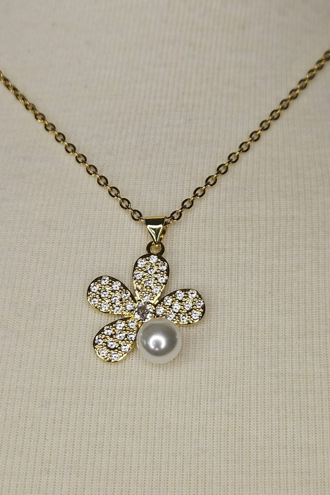 CADENA DORADA CON PENDANT DE FLOR CON BRILLANTES Y PERLA