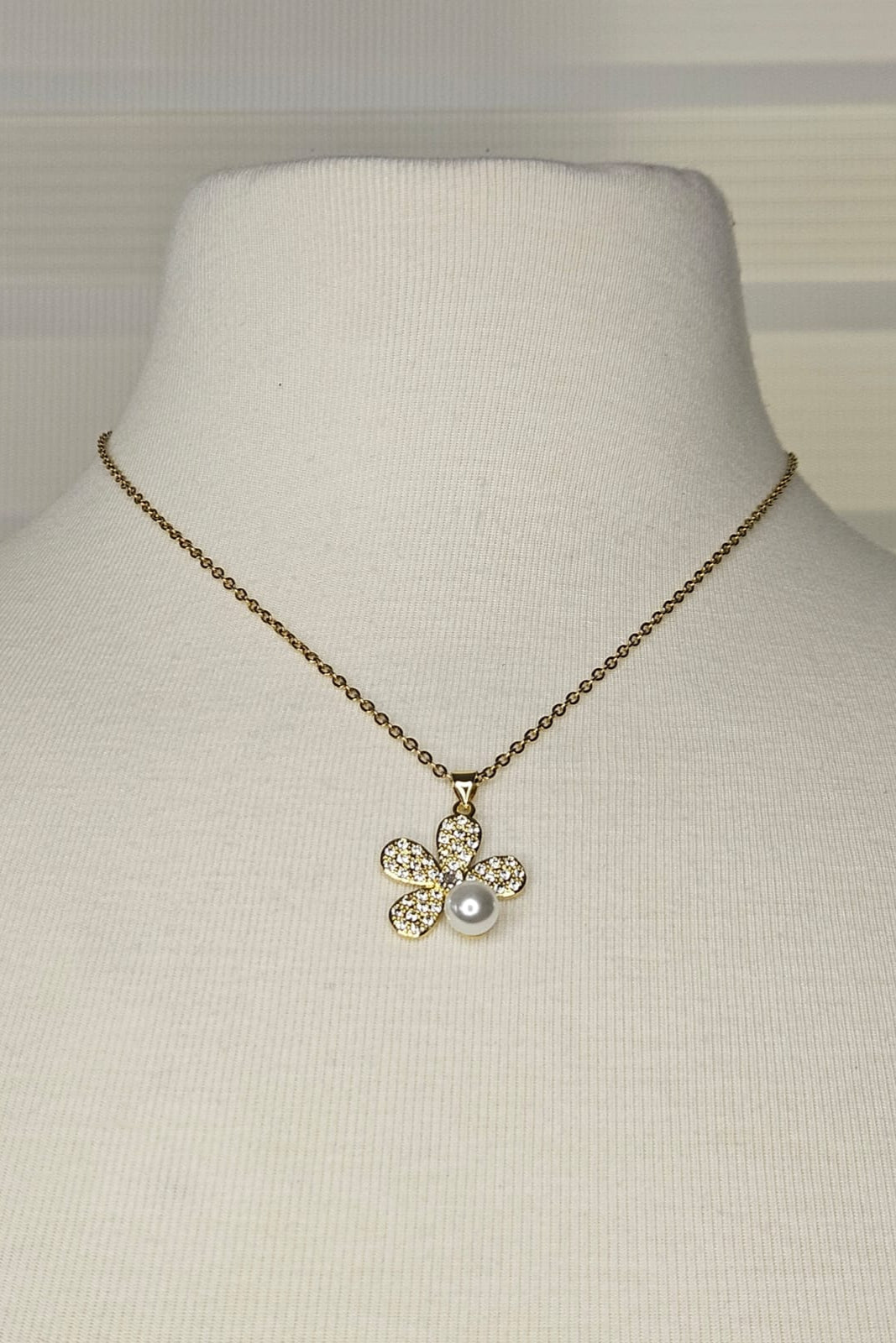 CADENA DORADA CON PENDANT DE FLOR CON BRILLANTES Y PERLA