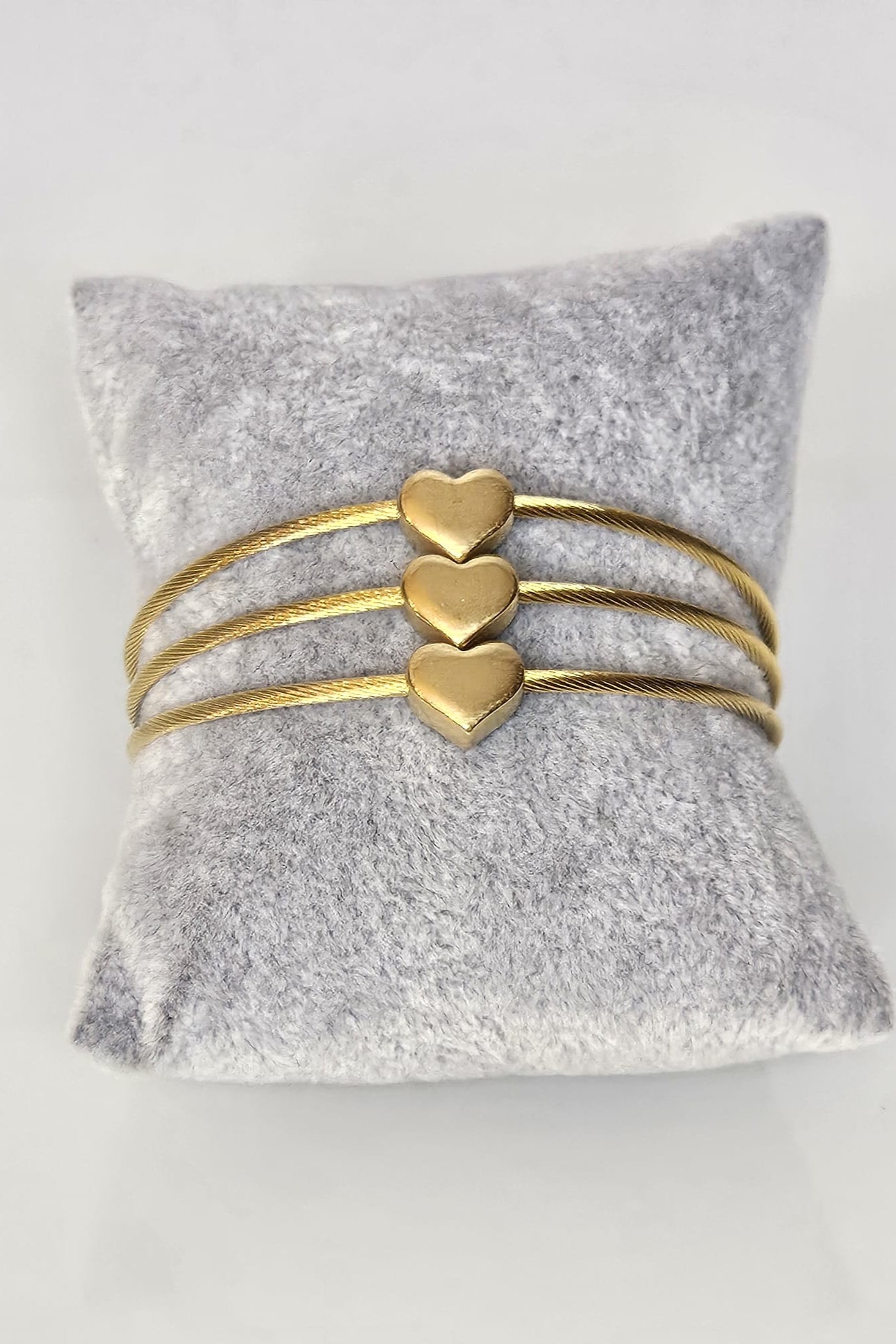 PULSERA BANGLE DORADA DE CABLE MARINO CON CORAZONES