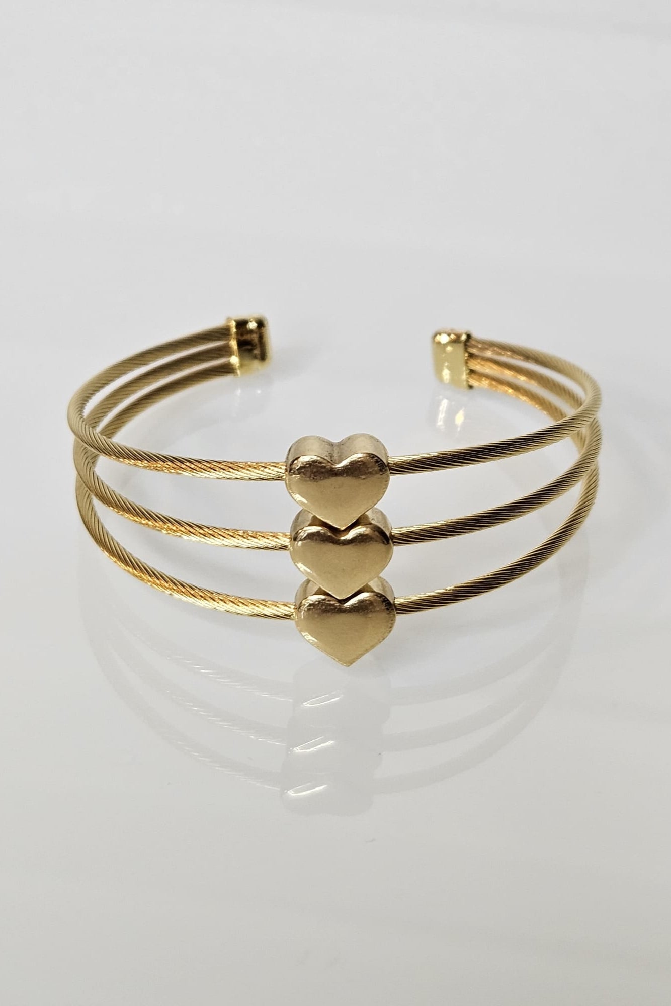 PULSERA BANGLE DORADA DE CABLE MARINO CON CORAZONES