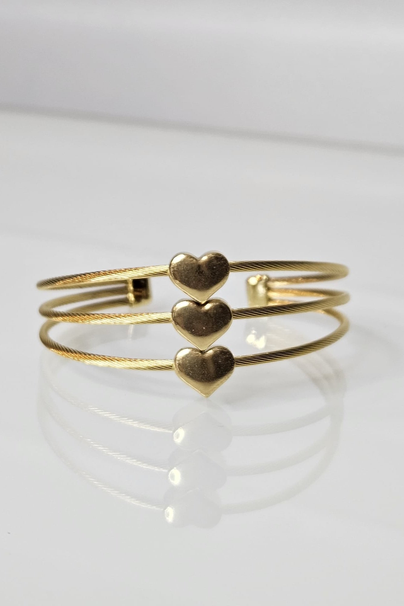 PULSERA DORADA DE TRES CABLES MARINOS CON CORAZONES