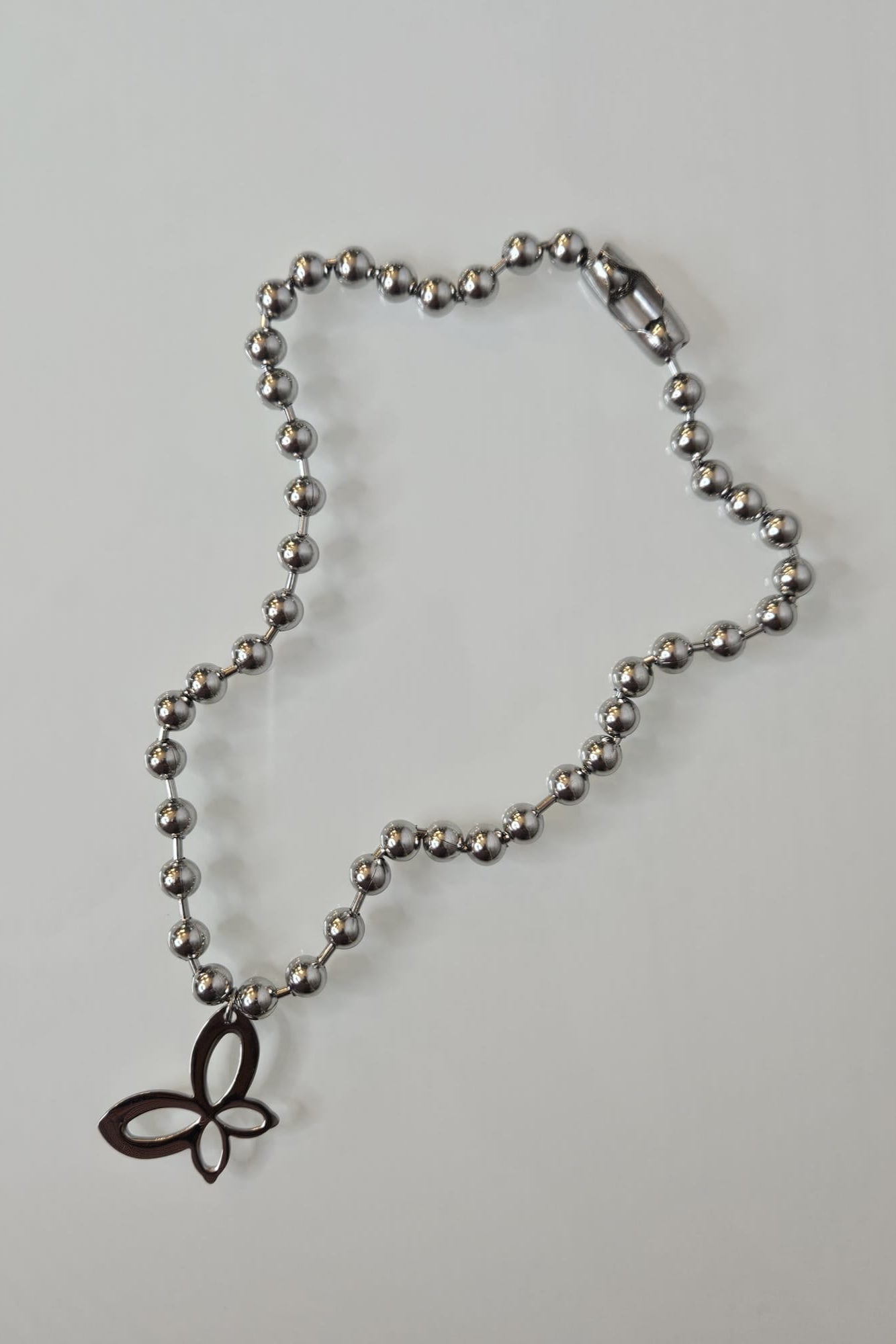 COLLAR PLATEADO DE ESFERAS CON PENDANT DE MARIPOSA