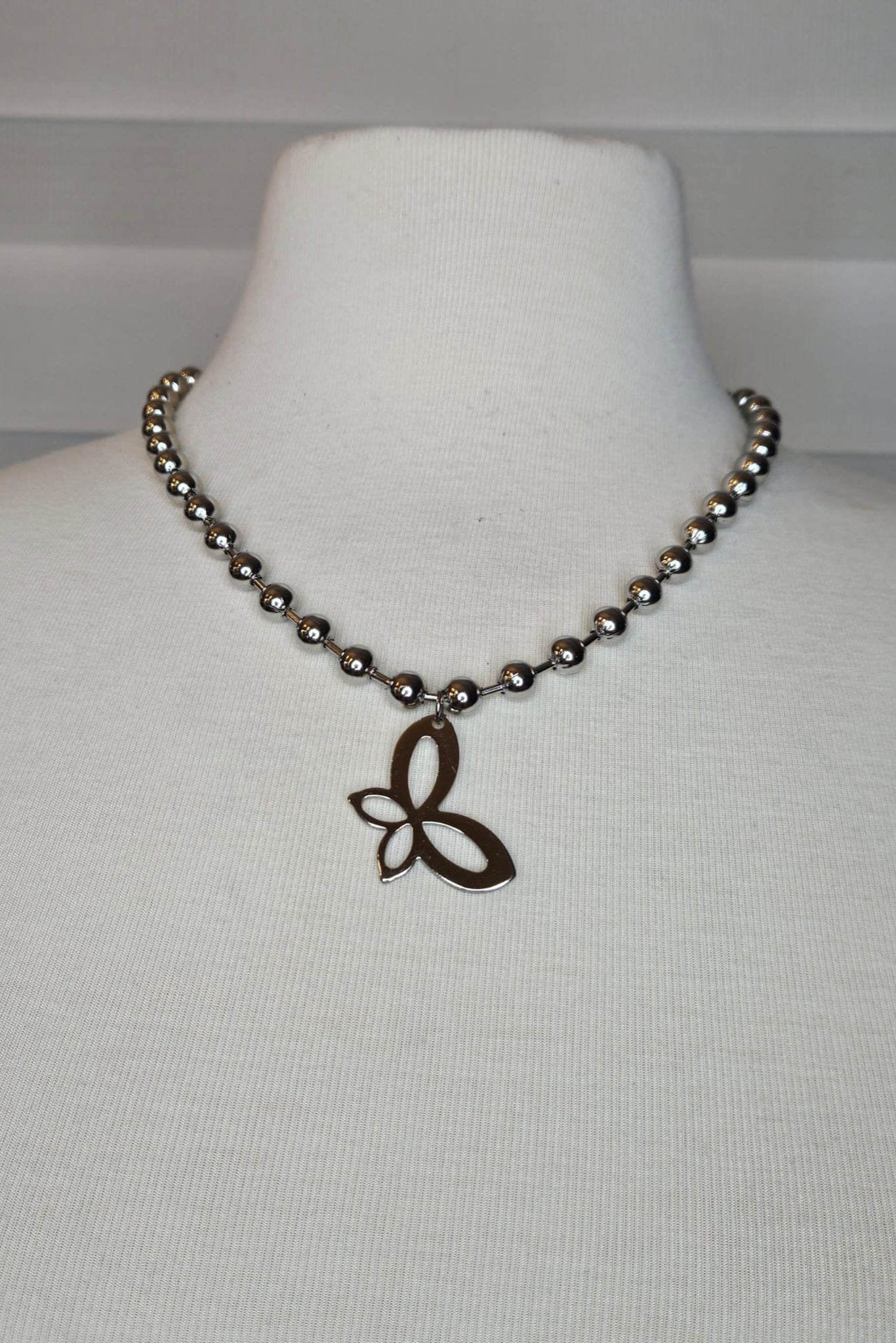 COLLAR PLATEADO DE ESFERAS CON PENDANT DE MARIPOSA
