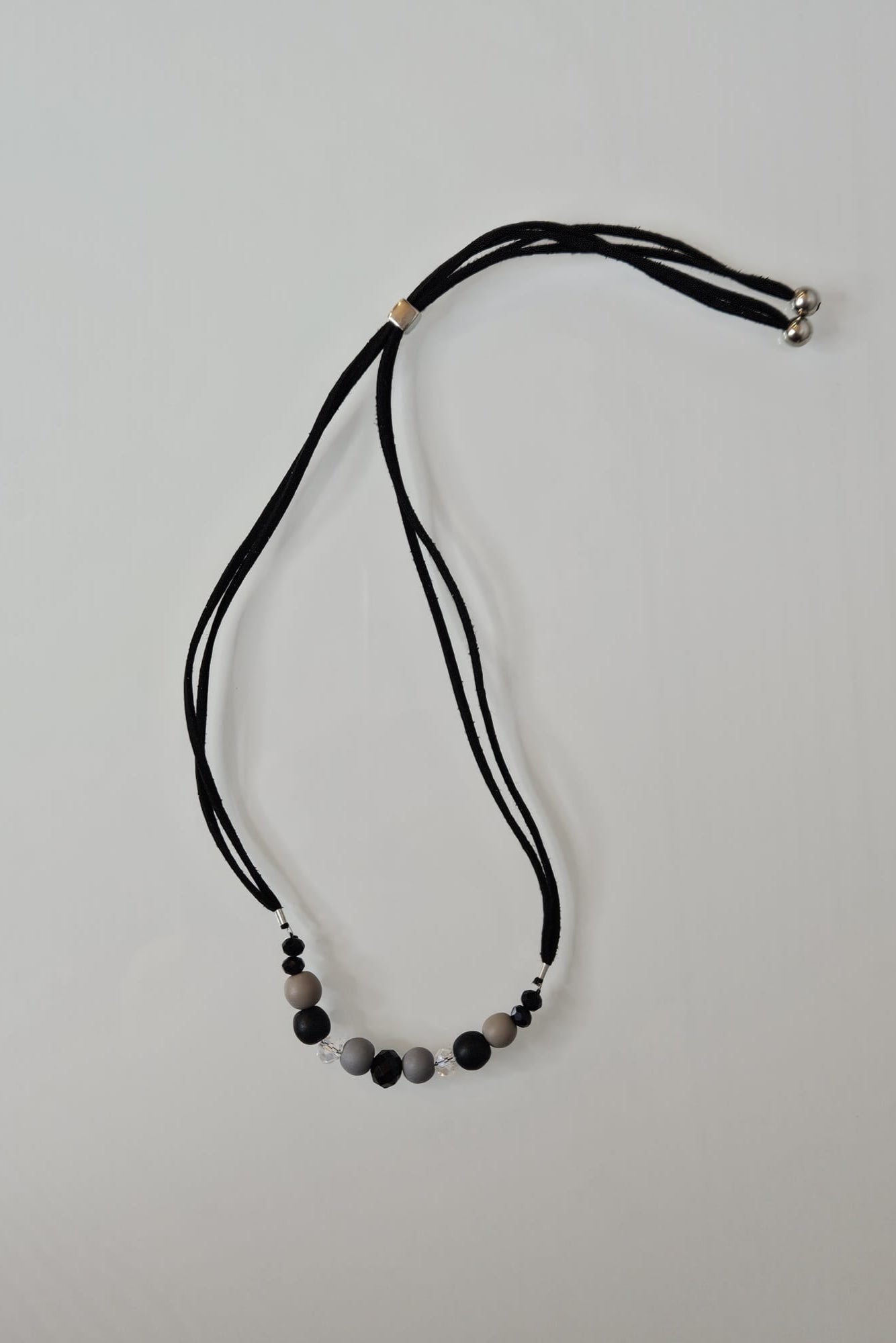 COLLAR EN LAYERS CON ESFERAS GRISES, BLANCAS Y NEGRAS