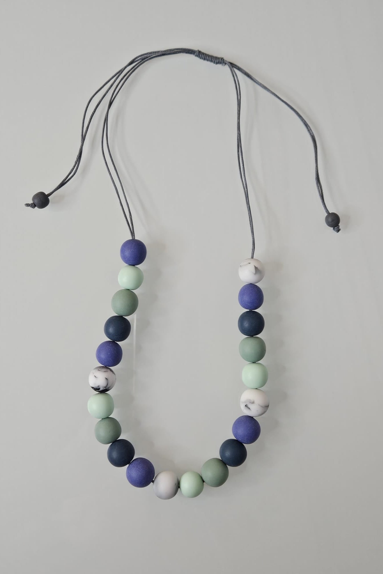 COLLAR CON ESFERAS AZULES, VERDES Y BLANCAS