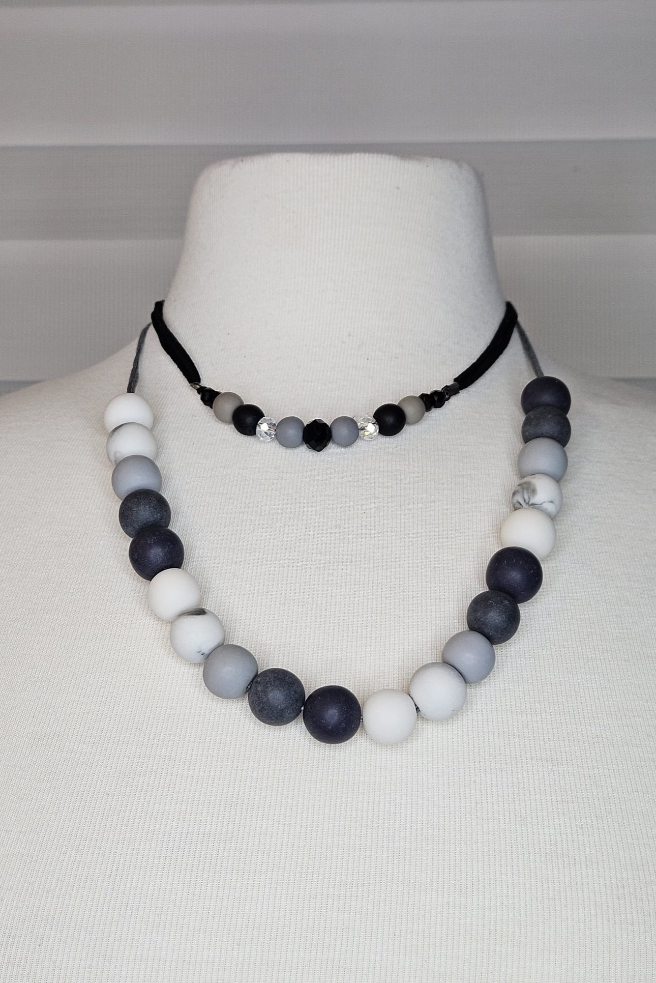 COLLAR EN LAYERS CON ESFERAS GRISES, BLANCAS Y NEGRAS