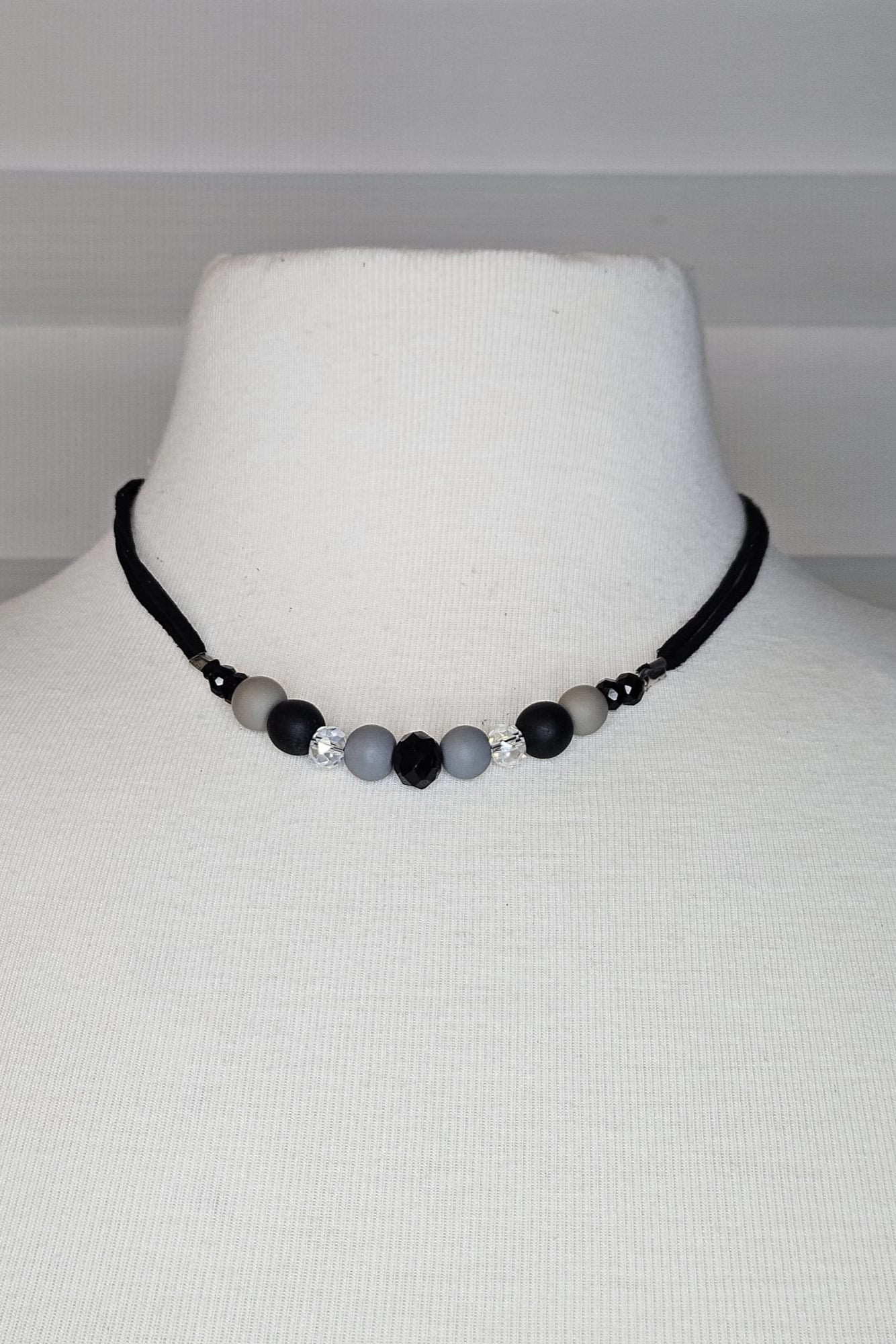 COLLAR EN LAYERS CON ESFERAS GRISES, BLANCAS Y NEGRAS