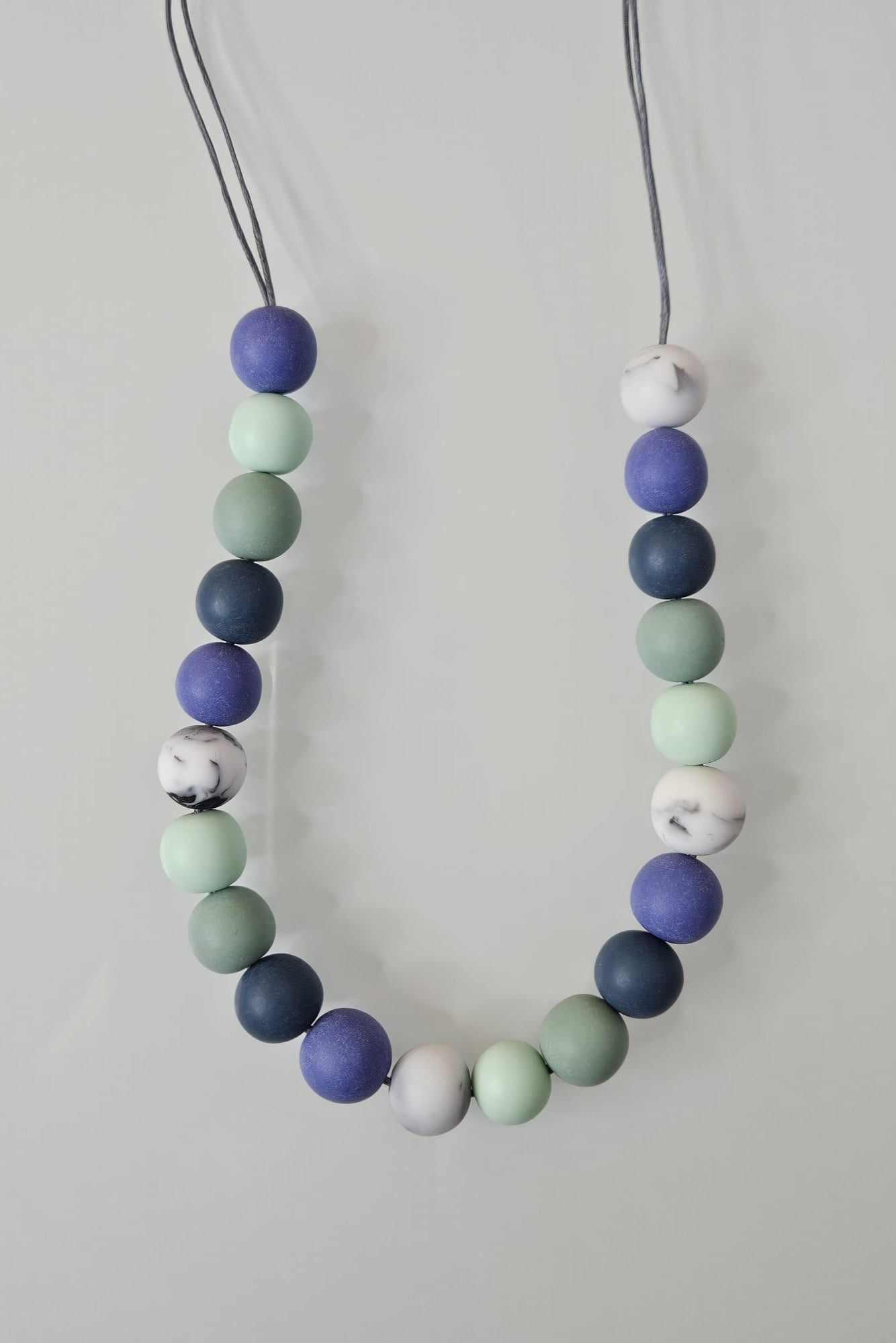 COLLAR CON ESFERAS AZULES, VERDES Y BLANCAS