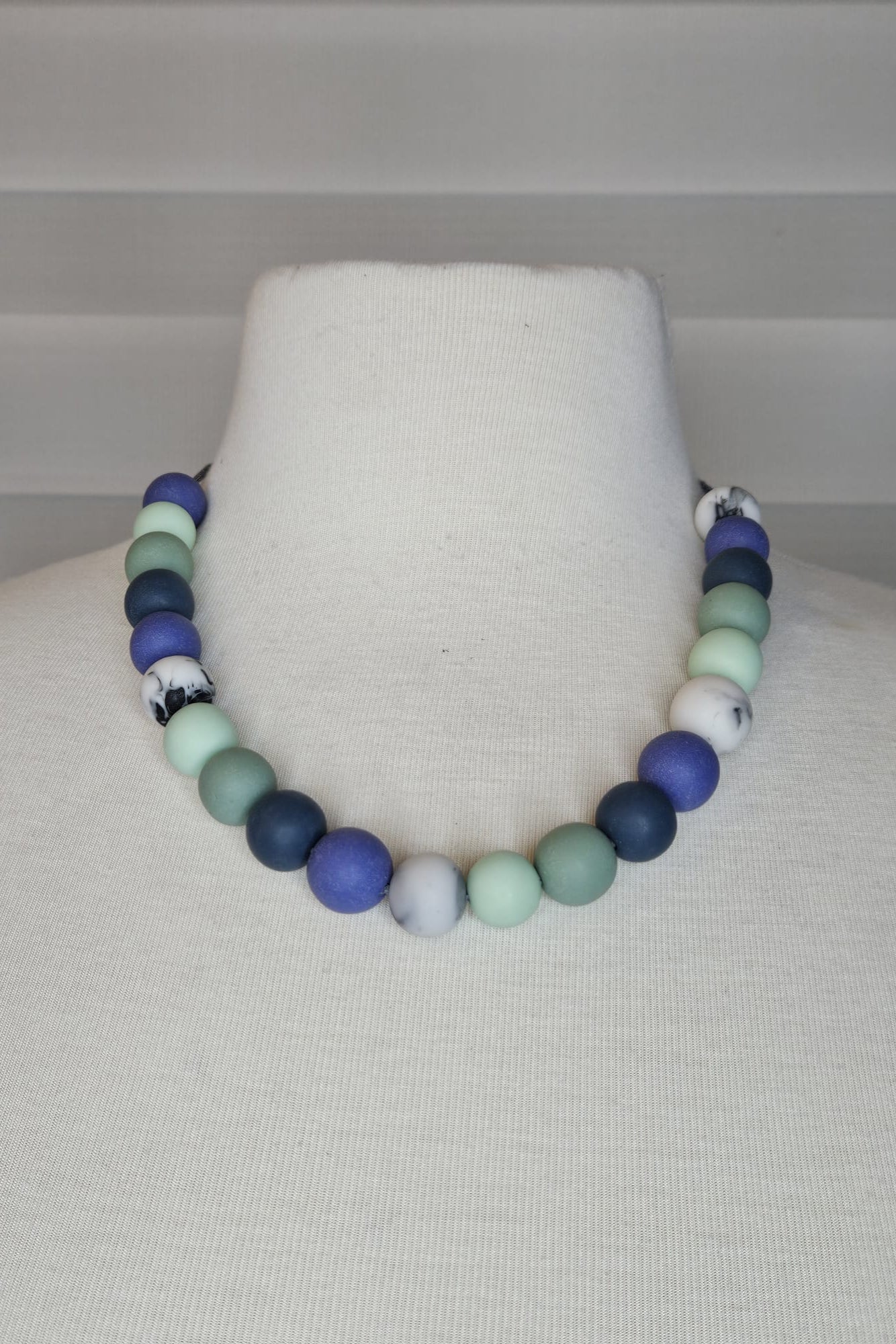 COLLAR CON ESFERAS AZULES, VERDES Y BLANCAS