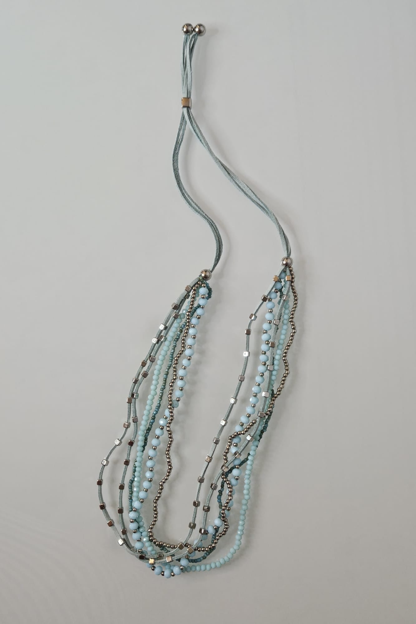COLLAR EN LAYERS AZUL CON DETALLES PLATEADOS