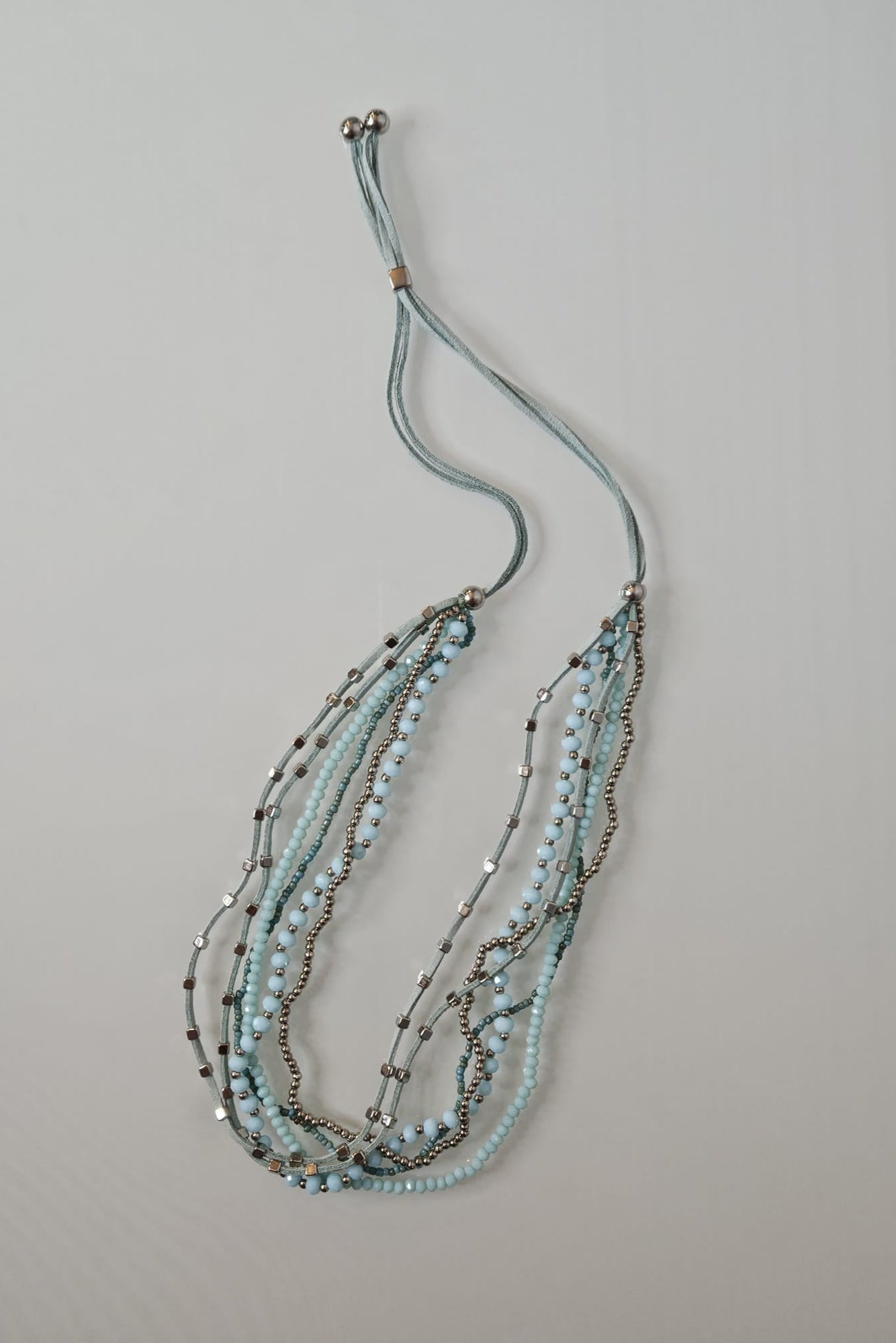 COLLAR EN LAYERS AZUL CON DETALLES PLATEADOS
