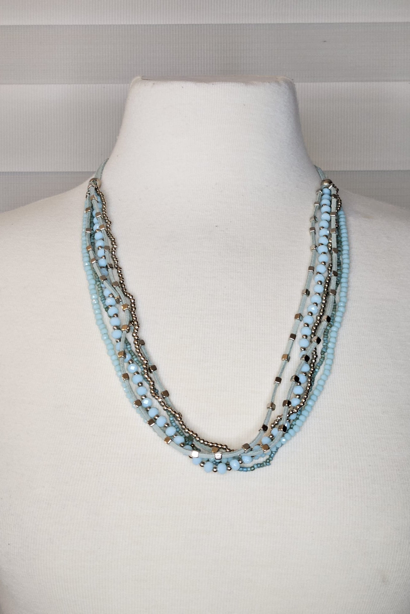 COLLAR EN LAYERS AZUL CON DETALLES PLATEADOS