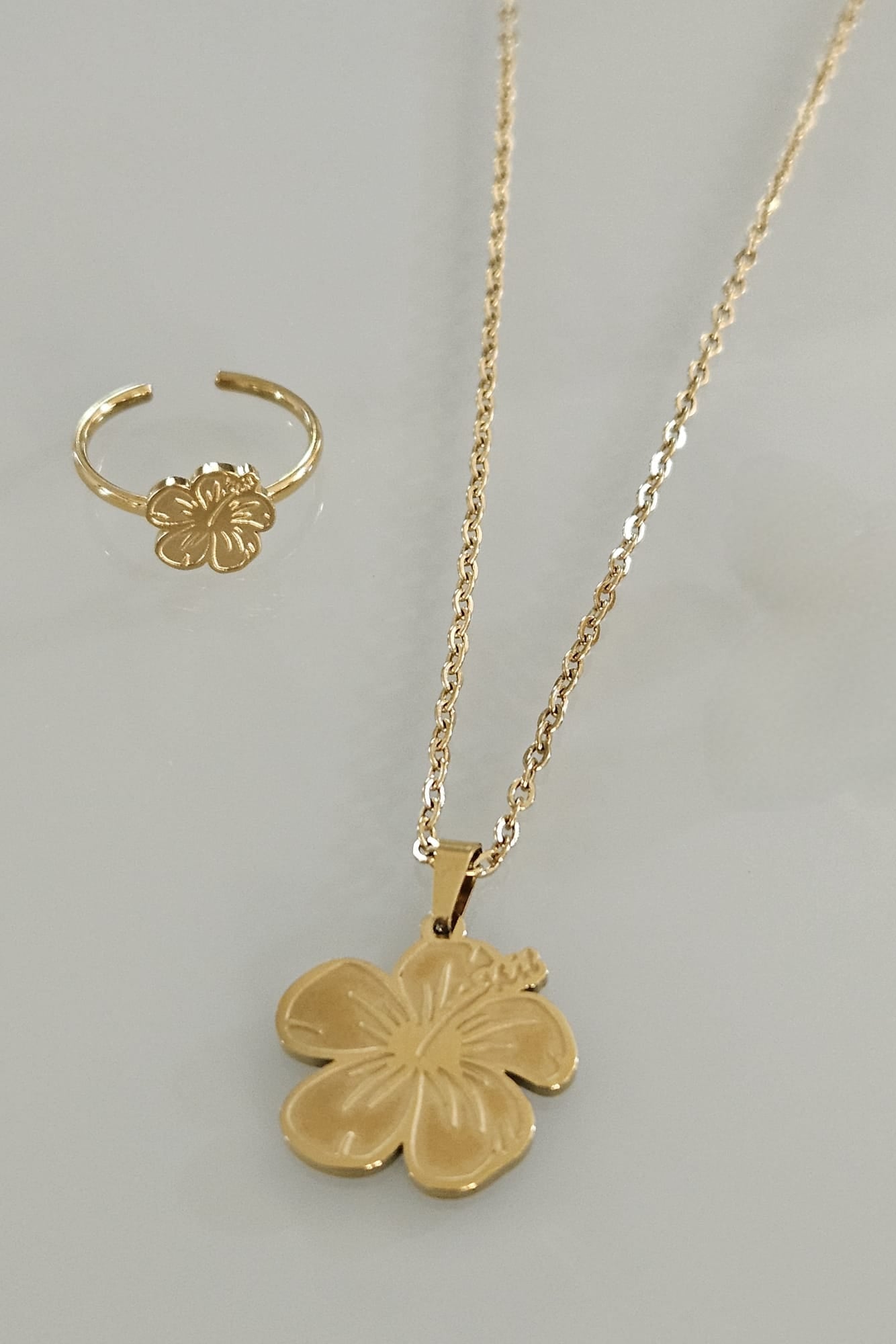 SET DE CADENA Y SORTIJA DORADA CON AMAPOLA