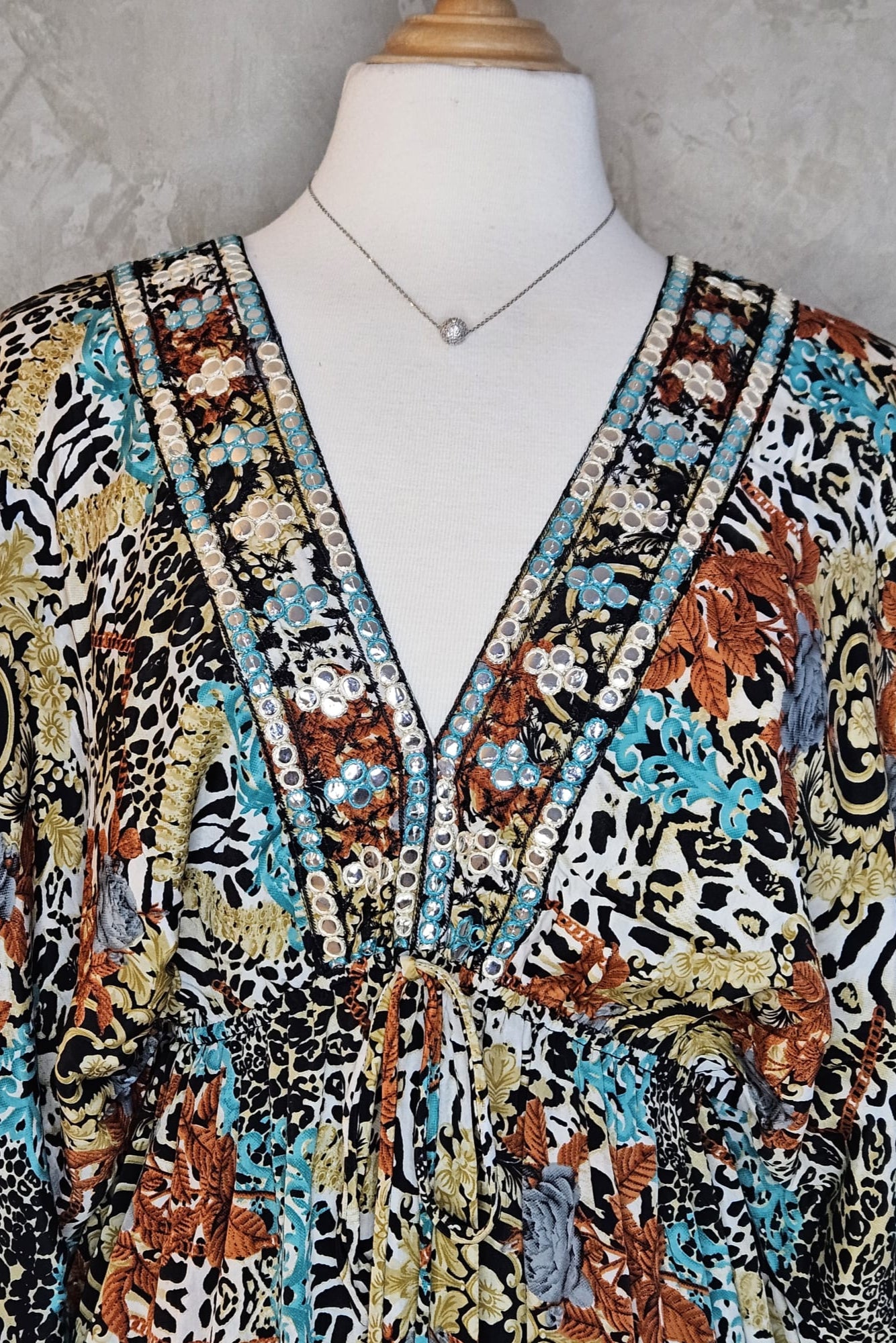 MAXI-DRESS "BOHO" CON TONOS DE AZUL, TERRACOTA Y ANIMAL PRINT