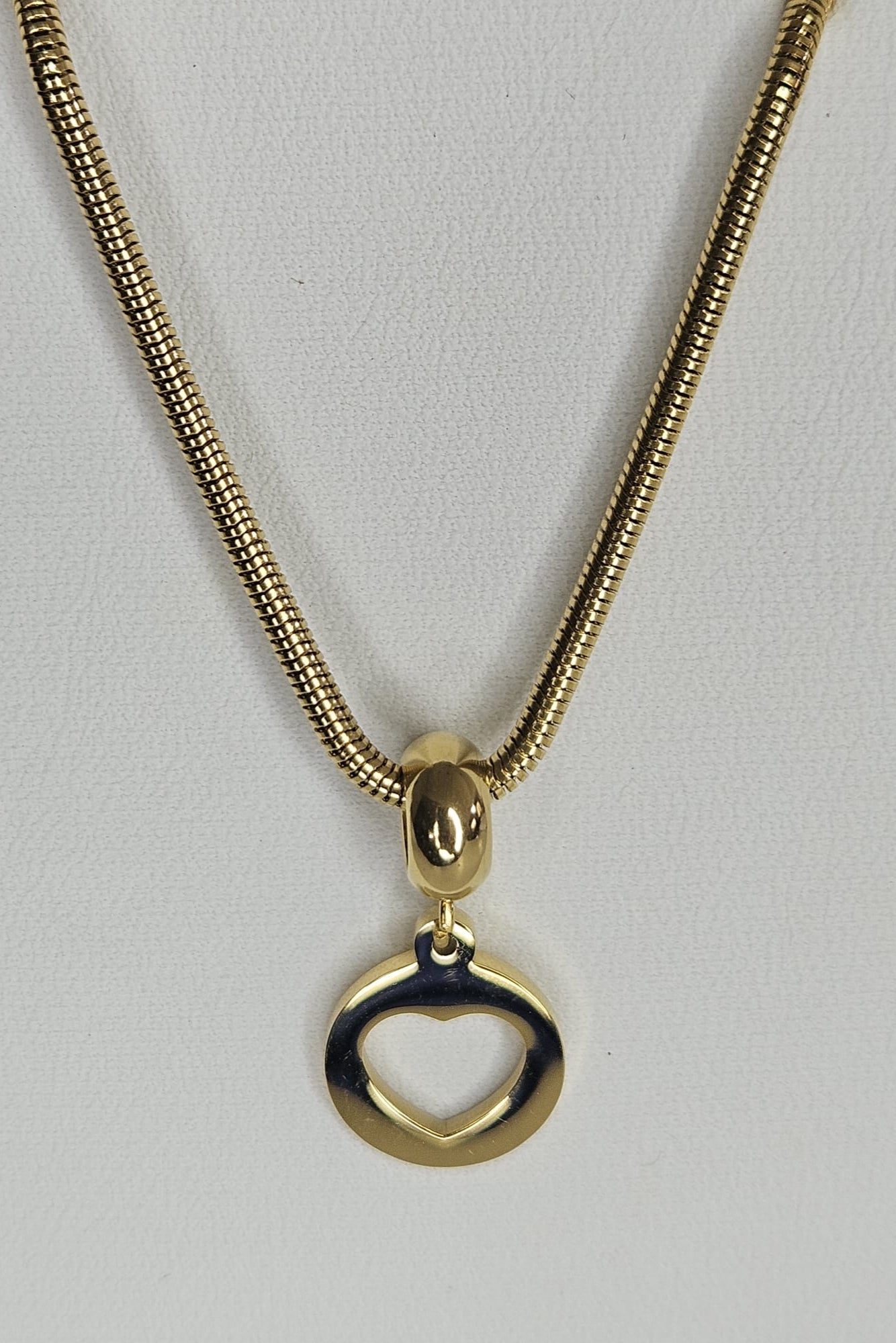 CADENA DORADA CON PENDANT CIRCULAR DE CORAZÓN