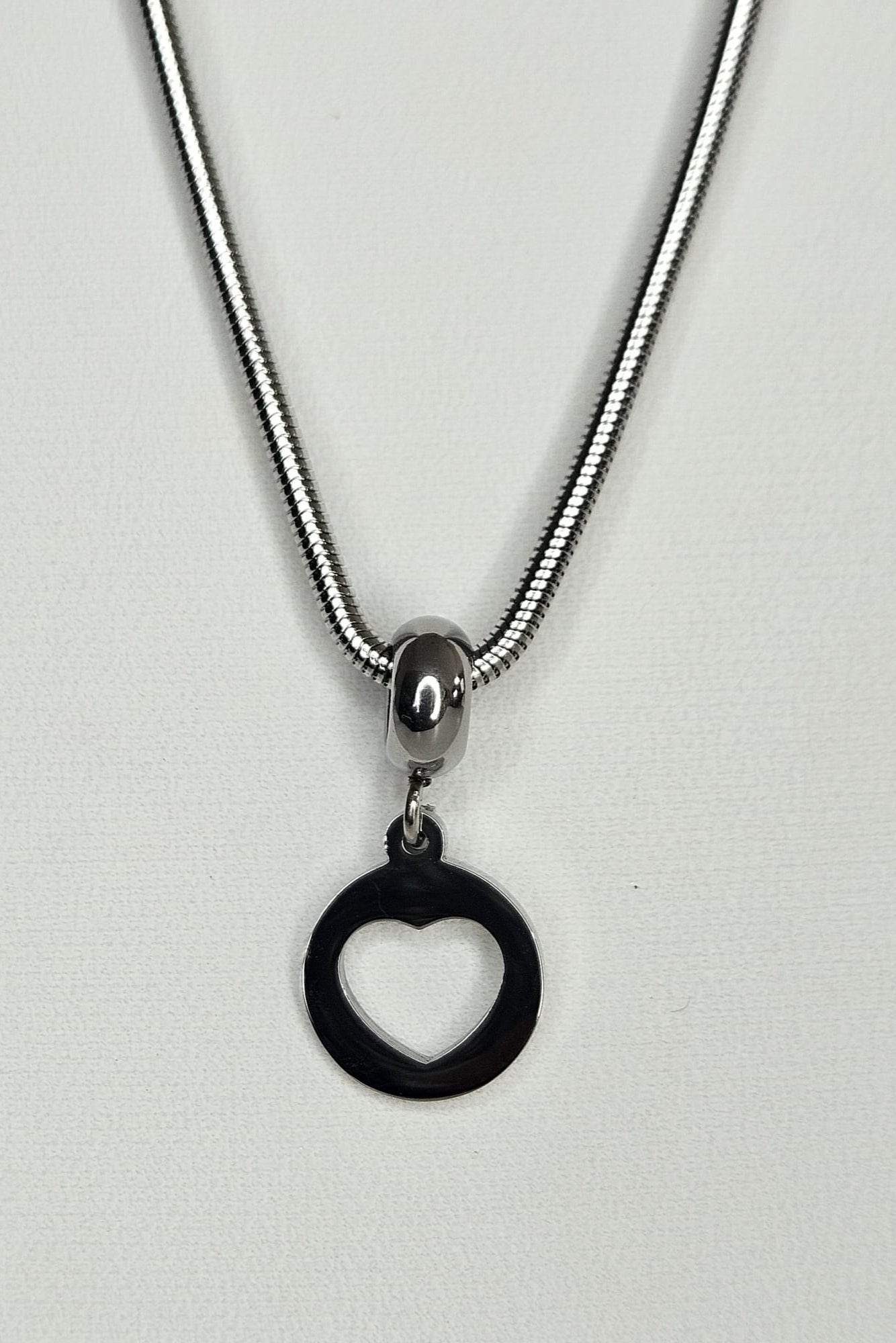 CADENA PLATEADA CON PENDANT CIRCULAR DE CORAZÓN