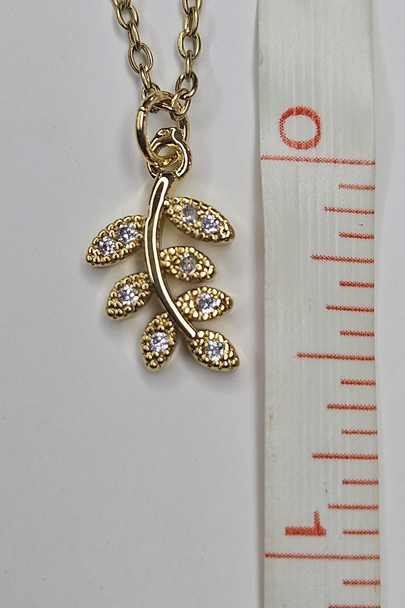 CADENA DORADA CON PENDANT DE HOJA PEQUEÑA CON BRILLANTES
