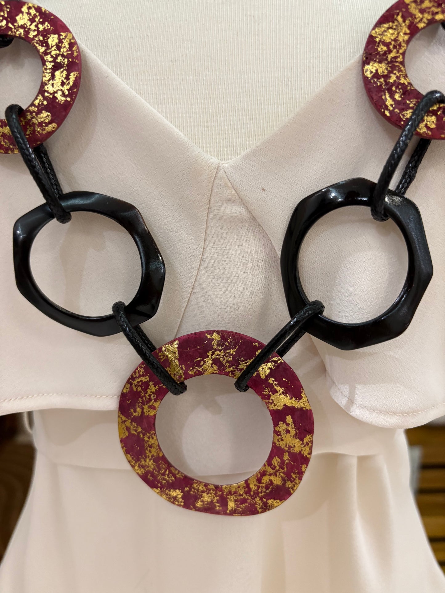 COLLAR EN RESINA COLOR MORADO, NEGRO Y ORO