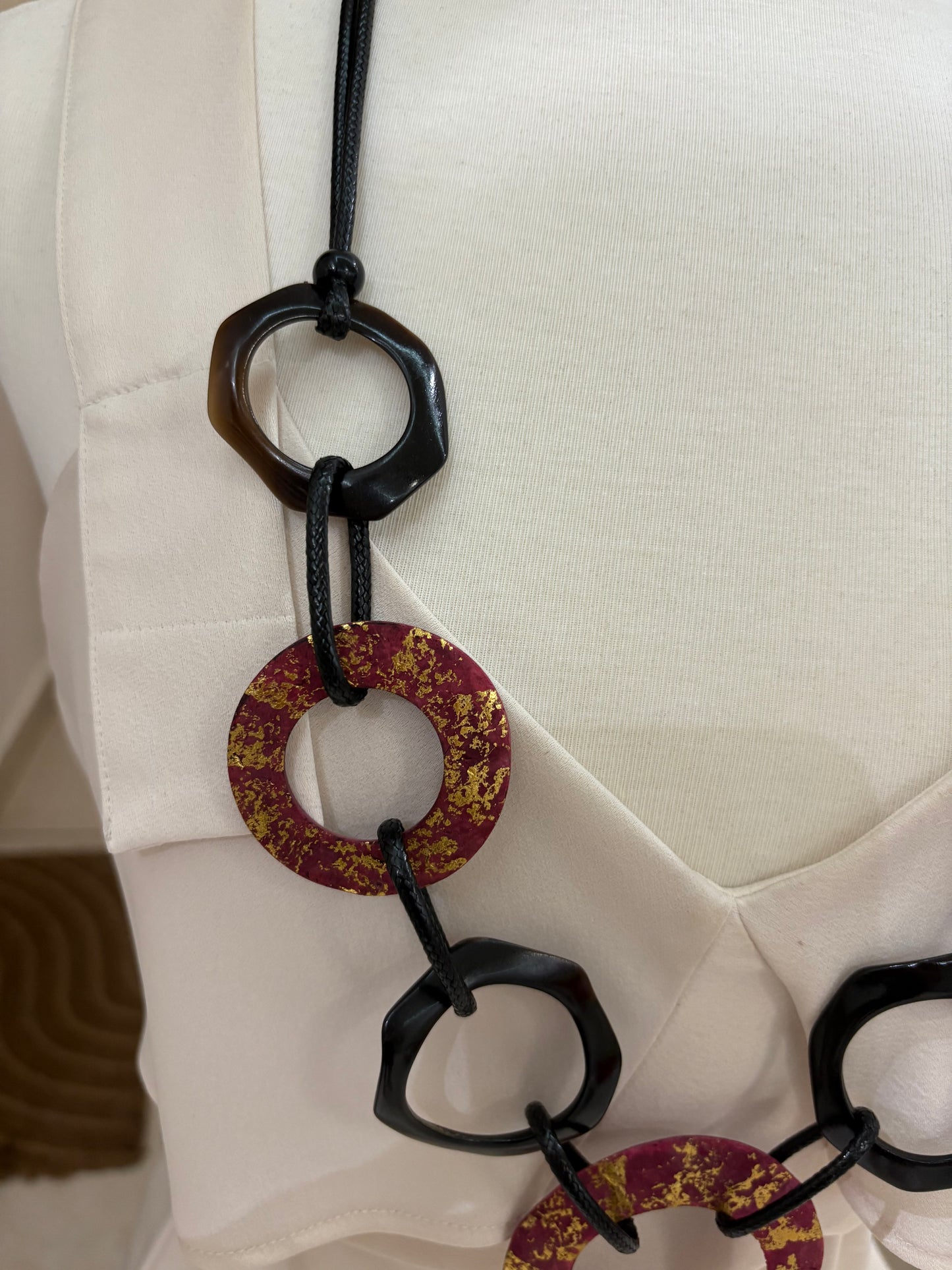 COLLAR EN RESINA COLOR MORADO, NEGRO Y ORO