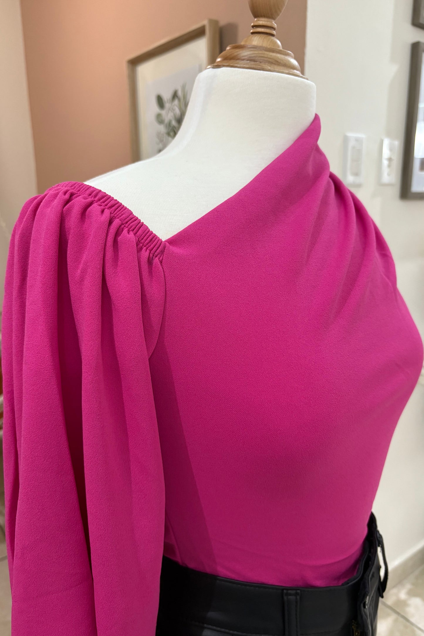BLUSA "ONE SHOULDER" FUCSIA