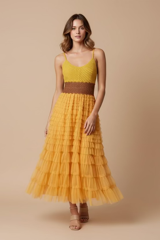 TRAJE TEJIDO Y CON TUL AMARILLO