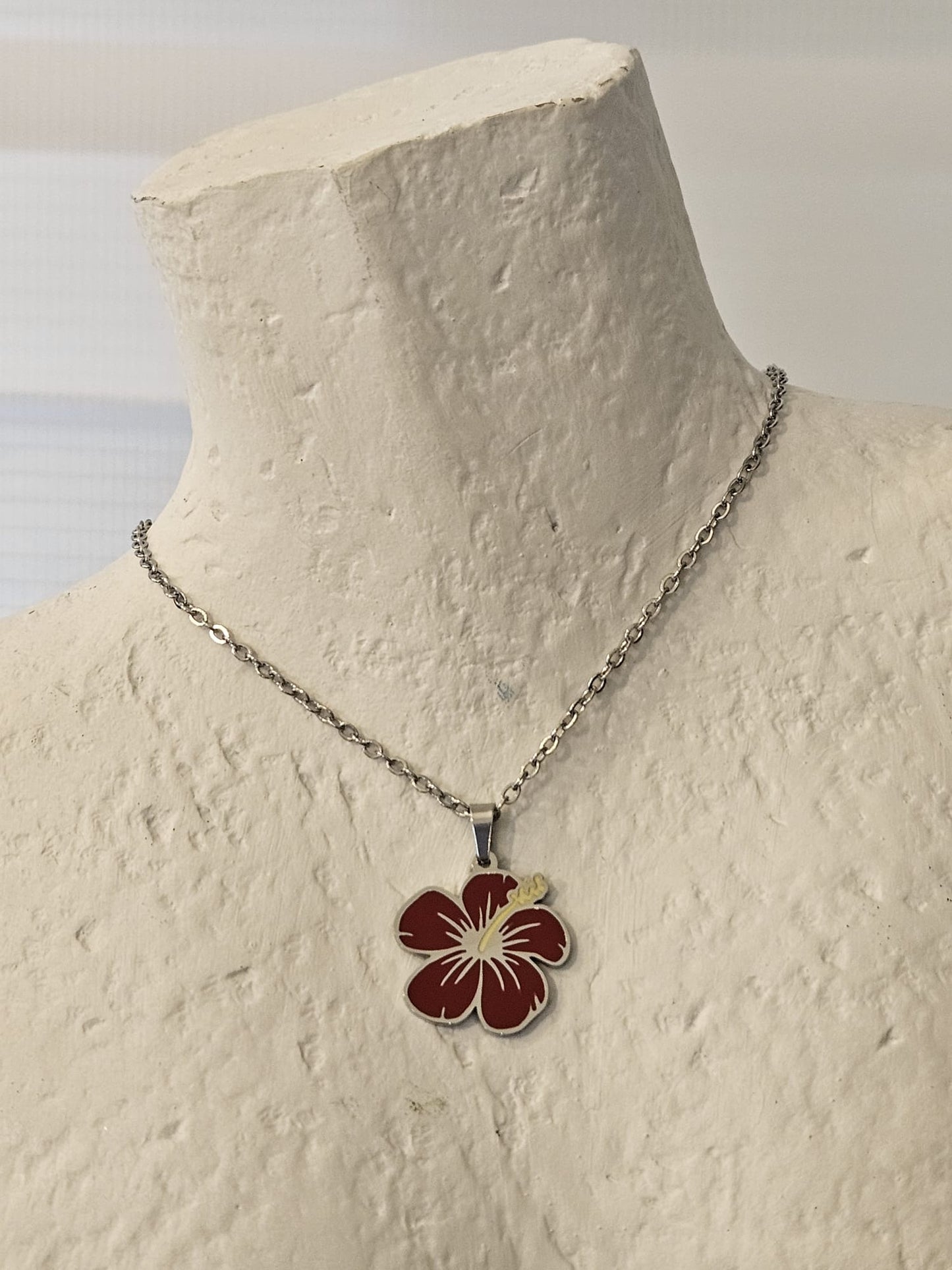 SET DE CADENA PLATEADA CON AMAPOLA ROJA, PANTALLAS Y SORTIJA