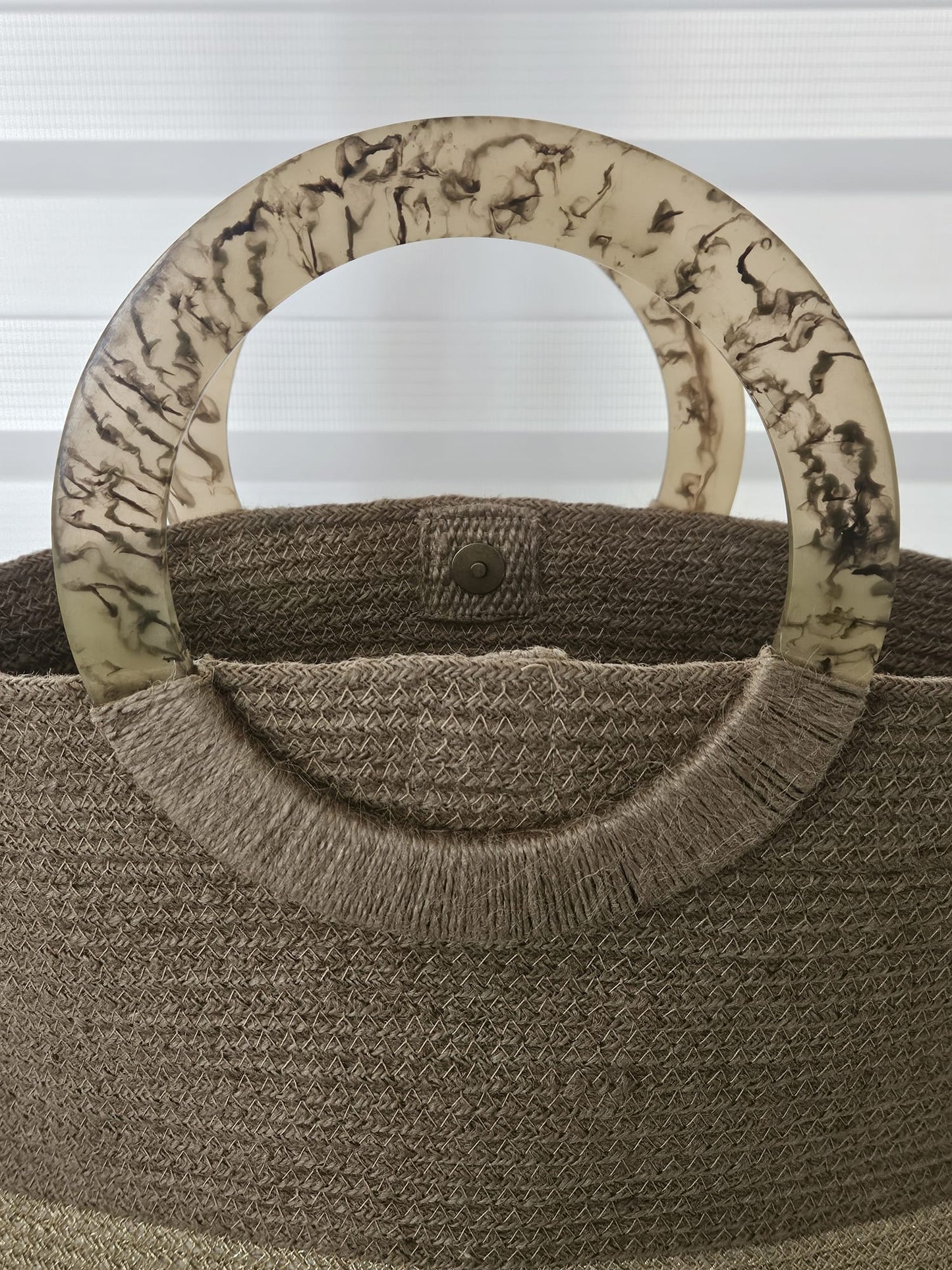 CARTERA EN PAJA CREMA DOS TONOS MANGO EN ARO RESINA