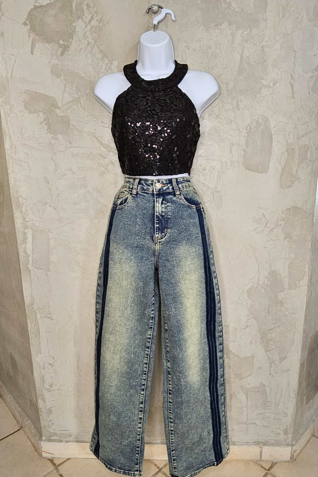 BLUSA NEGRA CON LENTEJUELAS NEGRAS