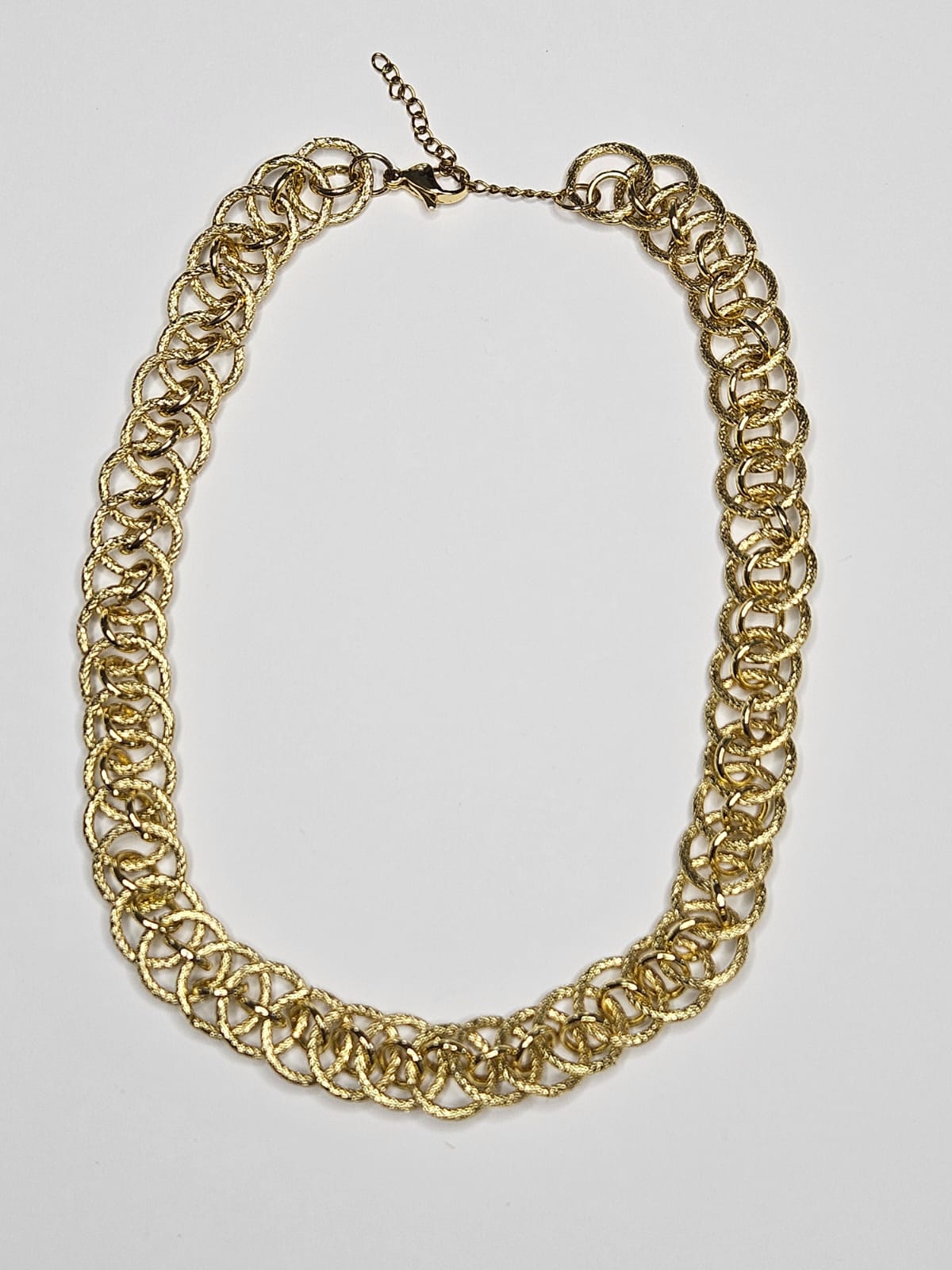 COLLAR DE CIRCULOS ENTRELAZADOS COLOR ORO