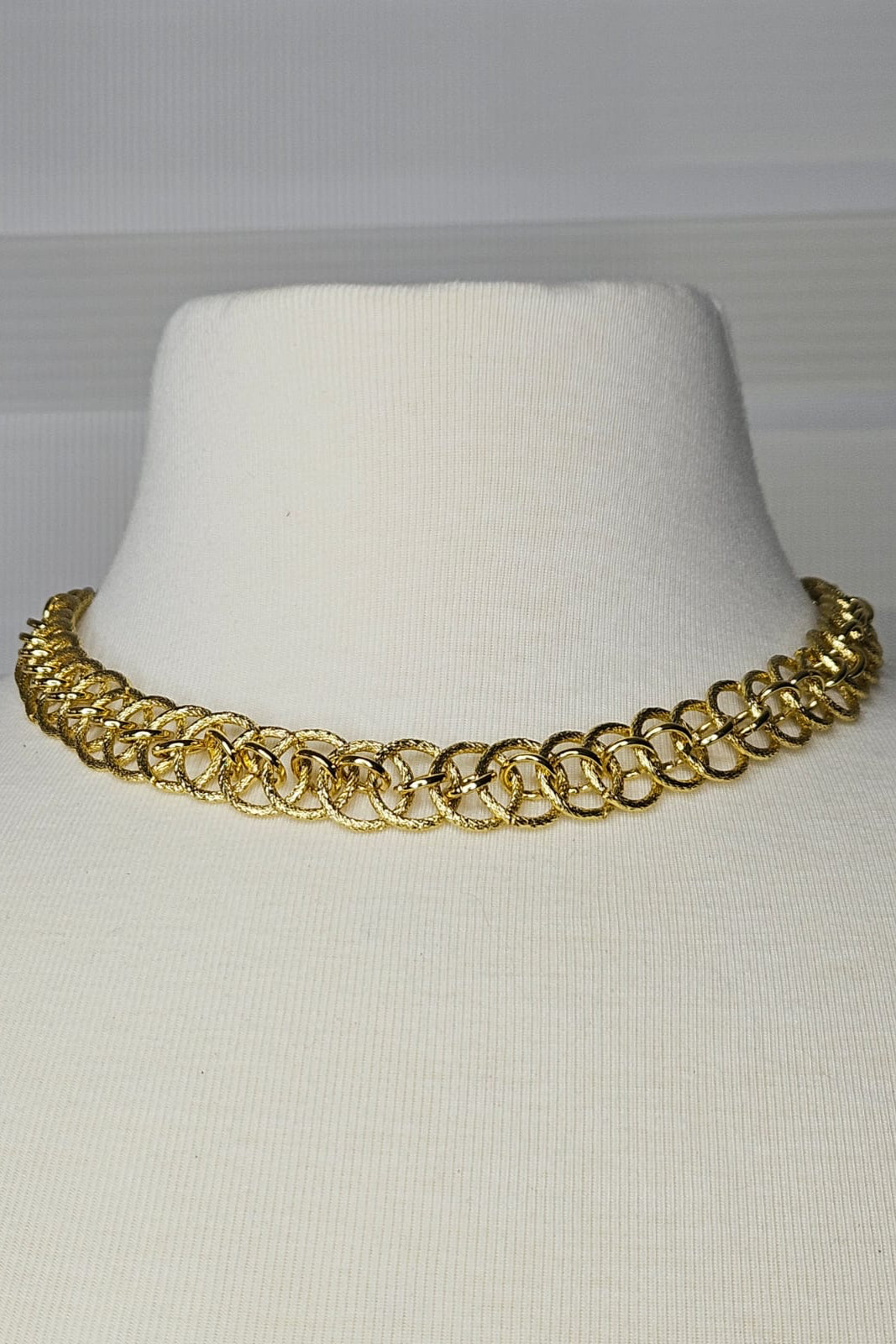 COLLAR DE CIRCULOS ENTRELAZADOS COLOR ORO