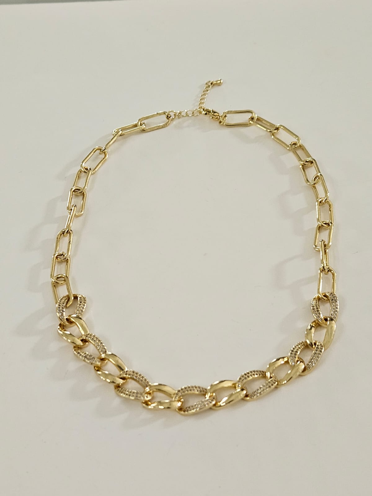 COLLAR DE ESLABONES CON BRILLANTES COLOR ORO