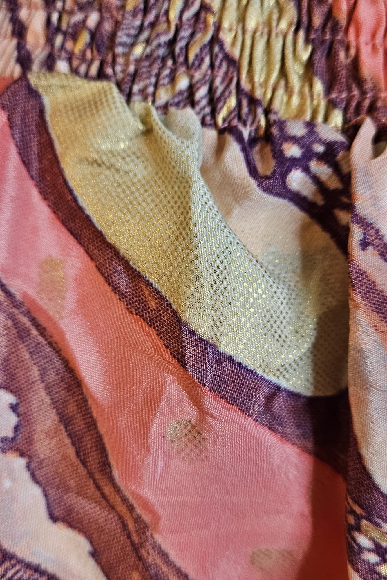 ROMPER EN TONOS CORAL, VIOLETA Y DETALLES DORADOS