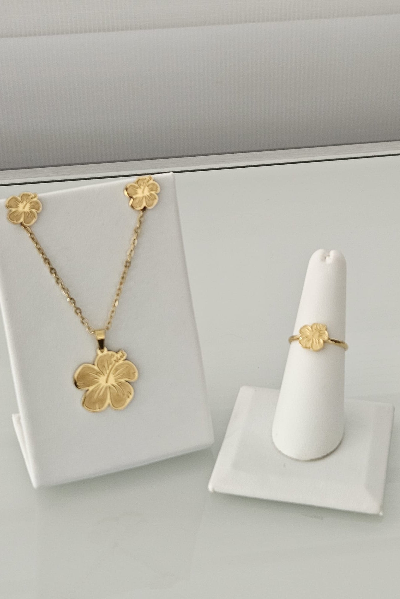 SET DE CADENA, PANTALLAS Y SORTIJA DE AMAPOLA DORADA