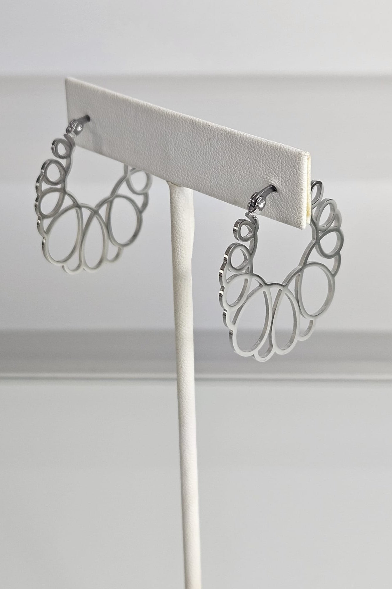 PANTALLAS "HOOPS" PLATEADAS ENTRELAZADAS