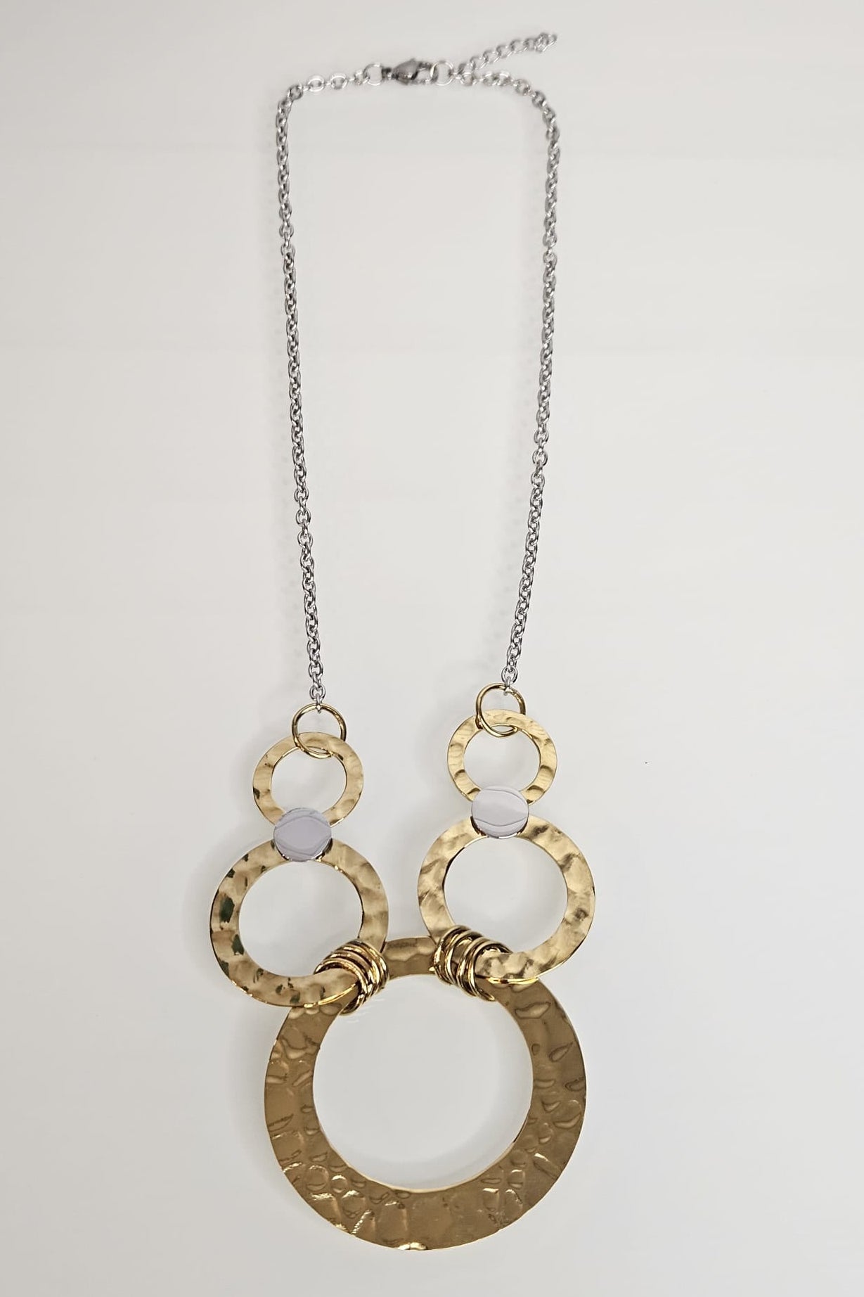 COLLAR DE CADENA PLATEADA Y AROS DORADOS