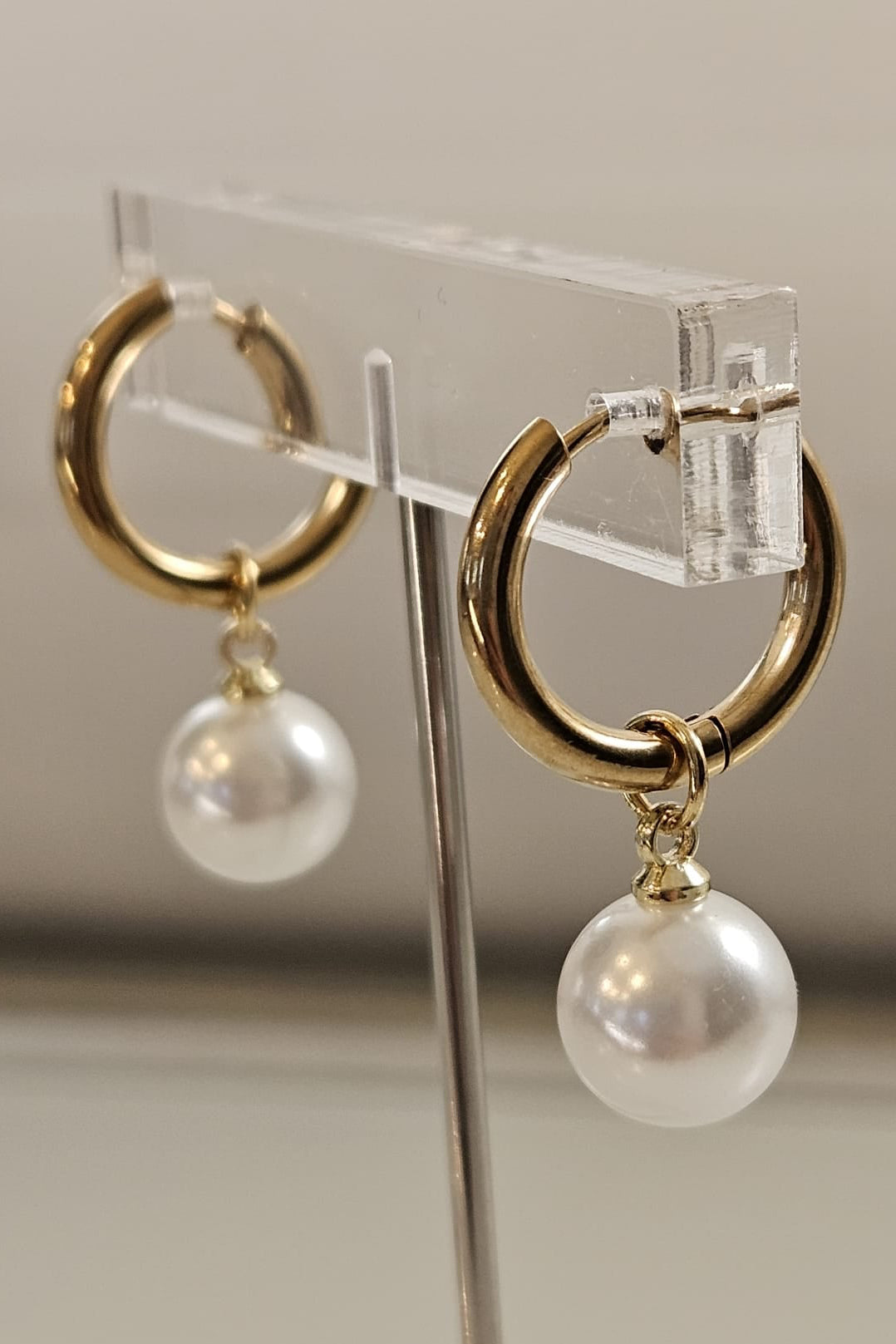 CADENA DORADA DE TRES "LAYERS" CON PERLAS Y PANTALLAS