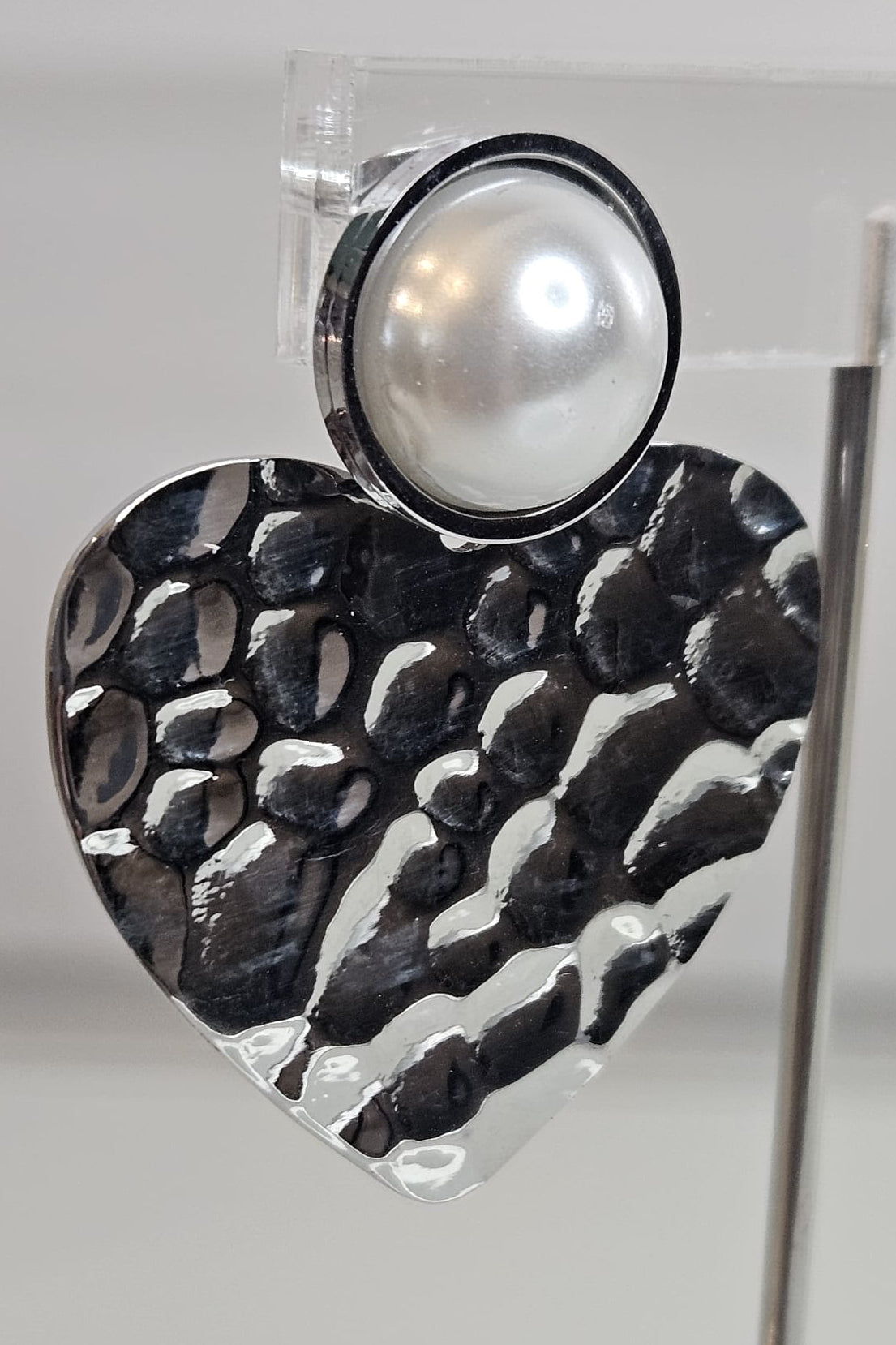 PANTALLAS DE CORAZÓN PLATEADO CON PERLA