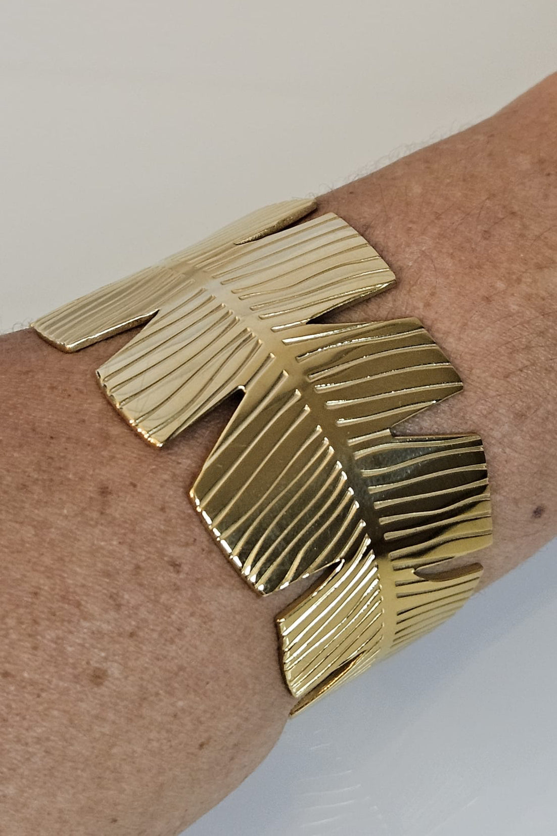BRAZALETE DORADO DE HOJAS